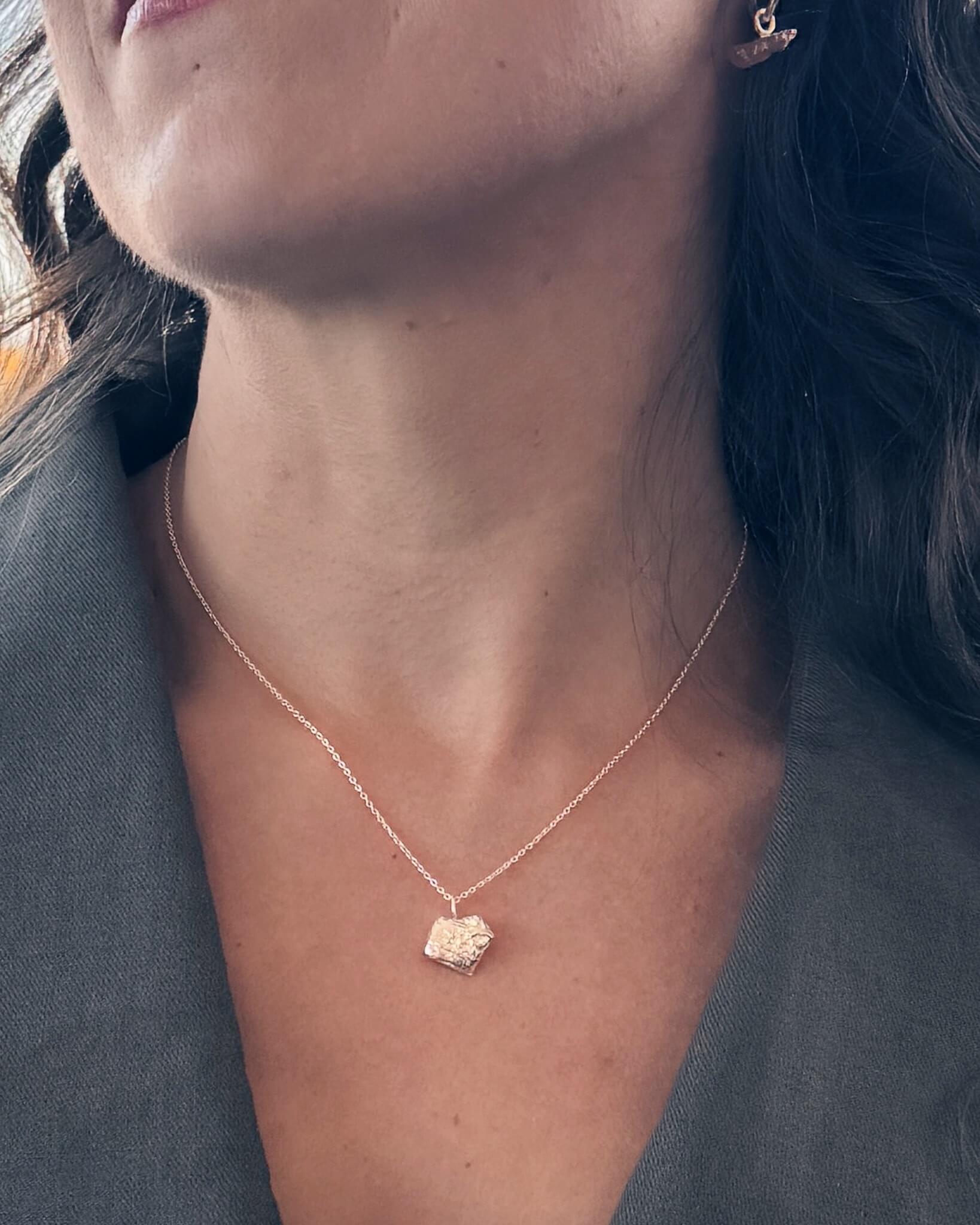 Cœur de banane - Collier pendentif texturé fait à la main - Lidia