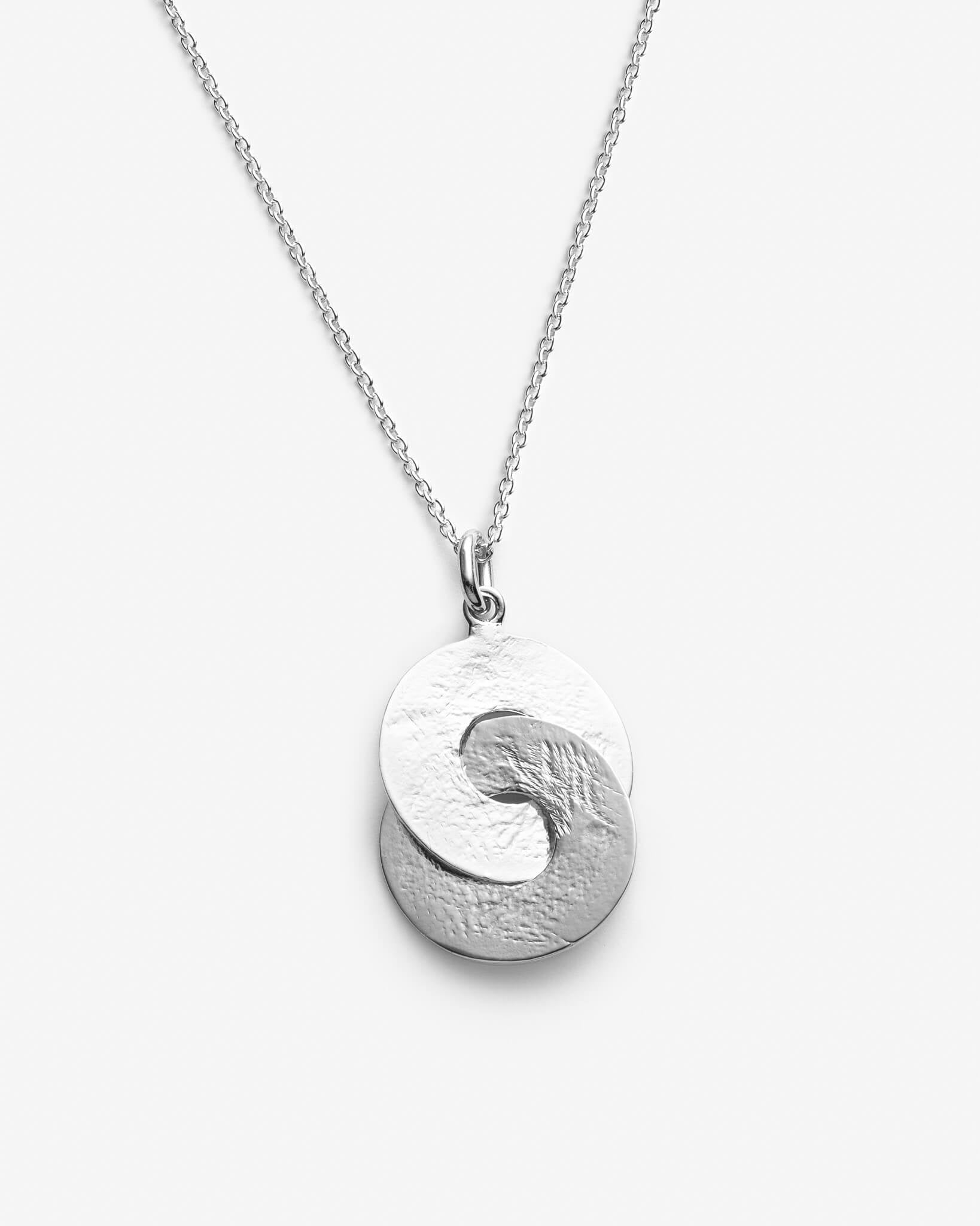Chaine et pendentif avec 2 cercles entrelacés fait à la main en argent sterling au Québec