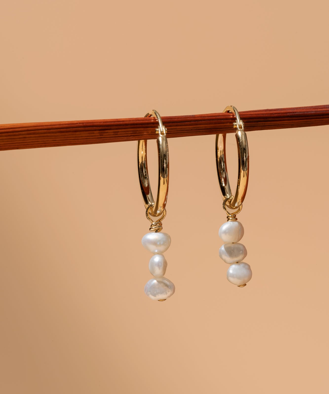 anneaux en or avec breloque 3 petites perles