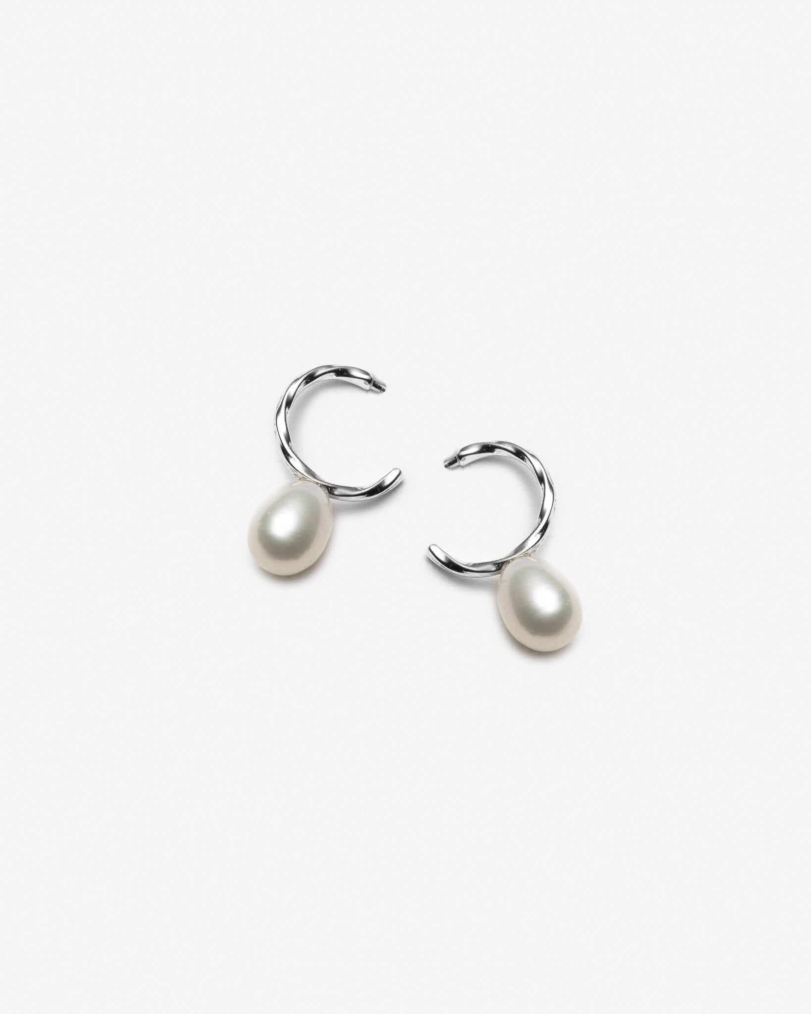 Boucles d'oreilles Créoles Perles Blanches - Élégance intemporelle et raffinement contemporain - Lidia