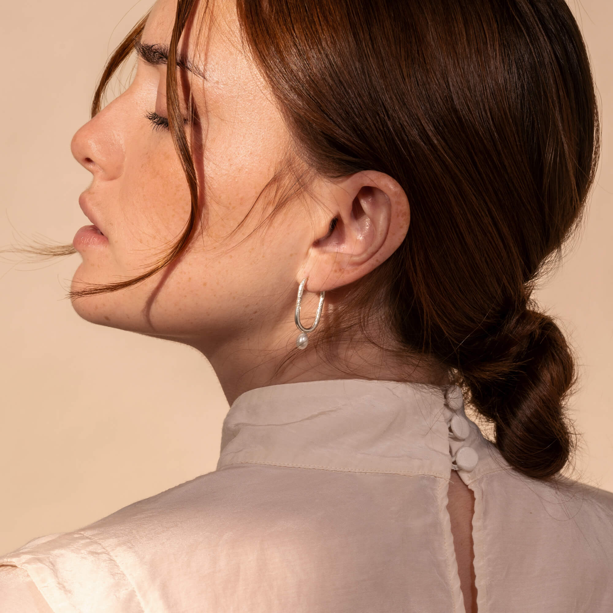 Boucles d'oreilles minimalistes ovales avec perle blanches - Lidia