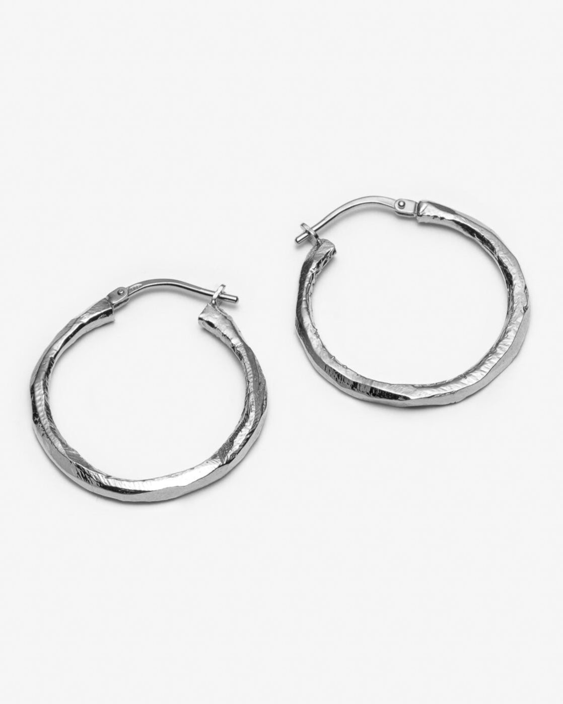 boucles d’oreilles anneaux argent fabriquées au Québec par une artisane
