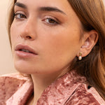 Élise avec grosses perles blanches - Boucles d'oreilles or martelées avec perle - Lidia