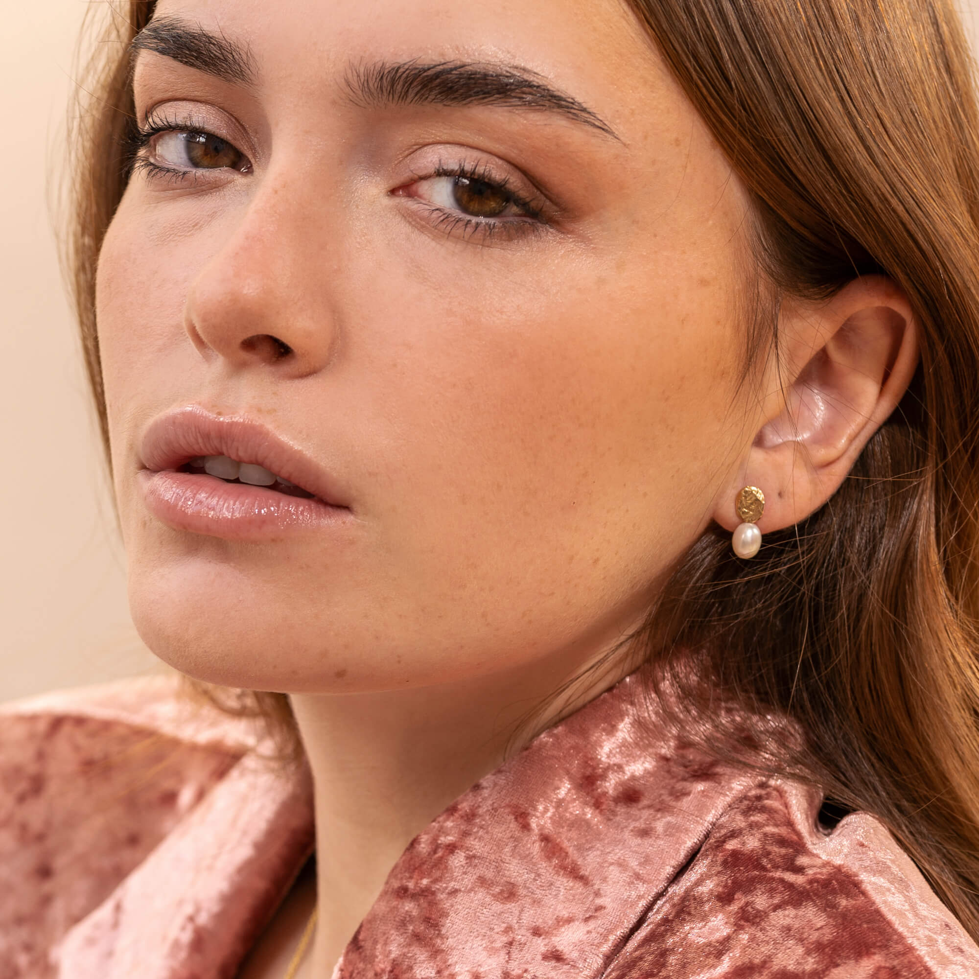 Élise avec grosses perles blanches - Boucles d'oreilles or martelées avec perle - Lidia