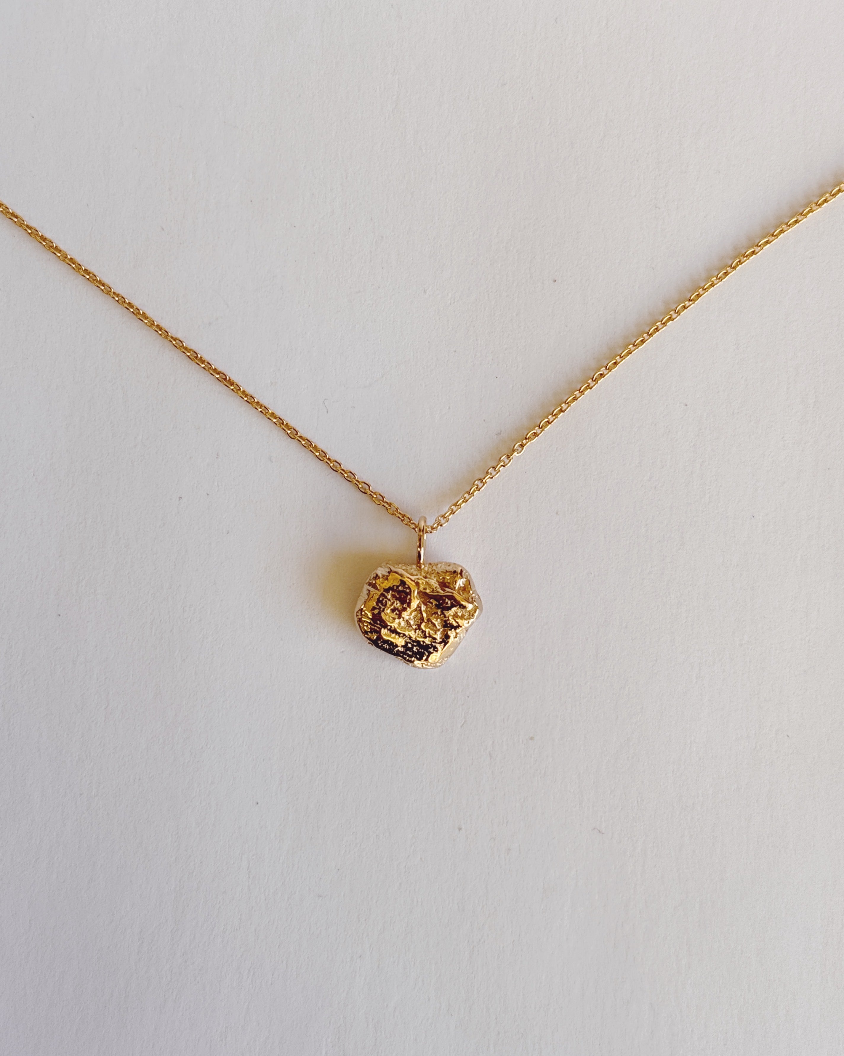 Cœur de banane - Collier pendentif texturé fait à la main - Lidia