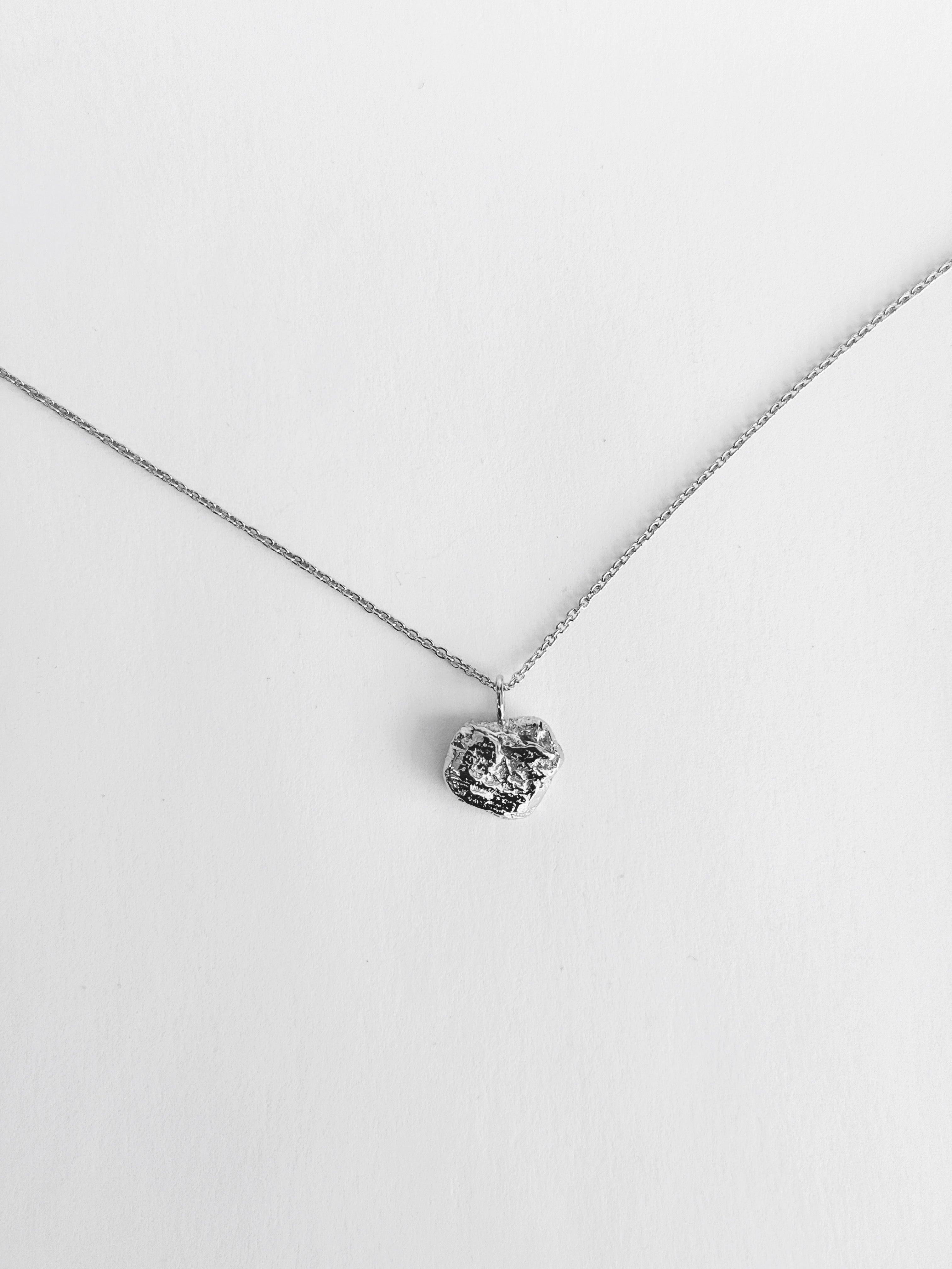 Cœur de banane - Collier pendentif texturé fait à la main - Lidia