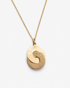 collier avec 2 cercles entrelacés fait au Québec par une designer