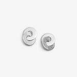 Petites boucles d’oreilles cercles entrelaces en argent 925 fabriquées au Quebec