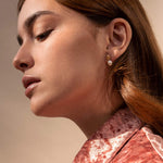 Élise avec grosses perles blanches - Boucles d'oreilles or martelées avec perle - Lidia