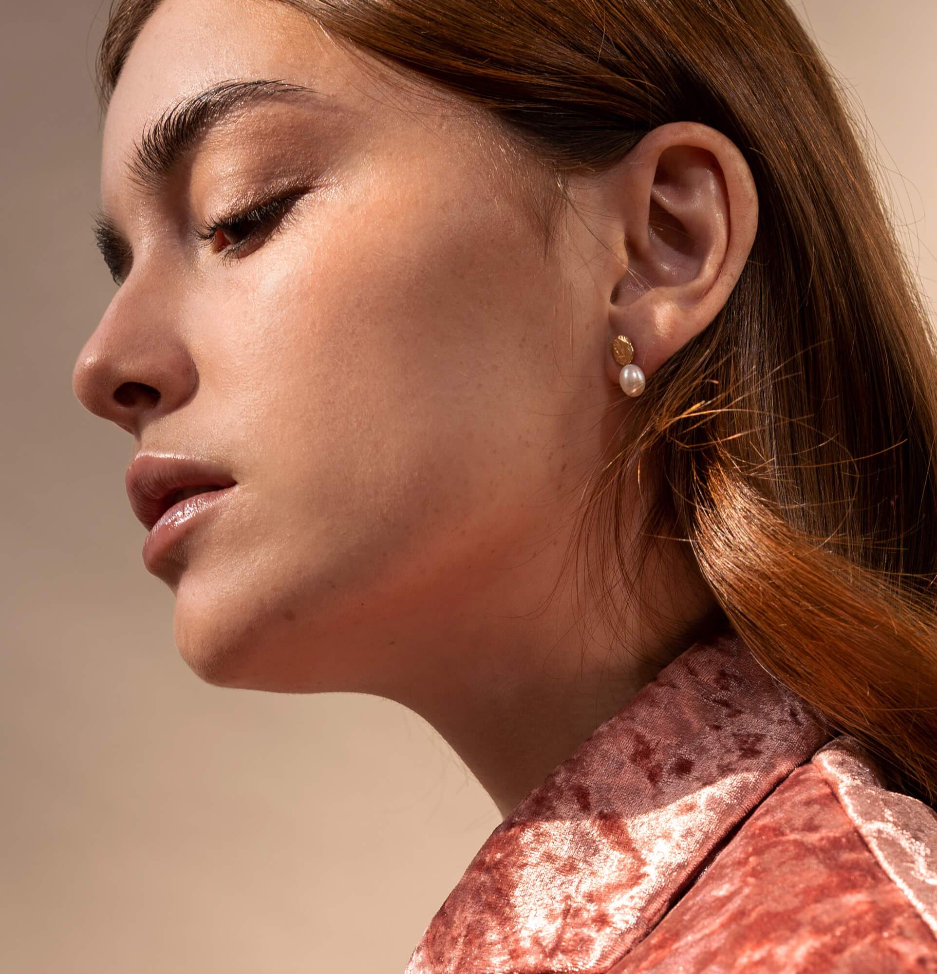 Élise avec grosses perles blanches - Boucles d'oreilles or martelées avec perle - Lidia
