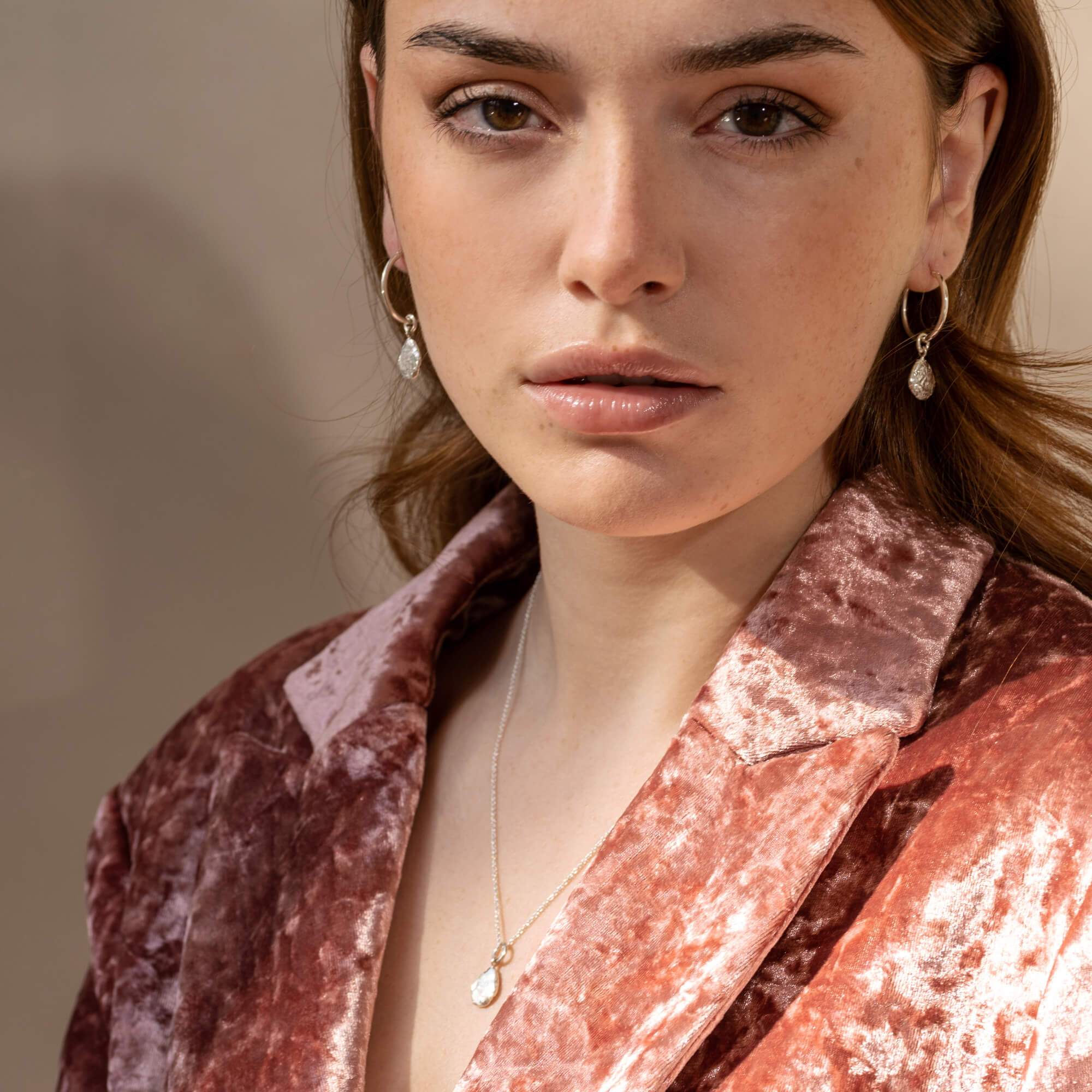 Thérèse - Boucles d’oreilles en argent sterling avec breloque - Lidia