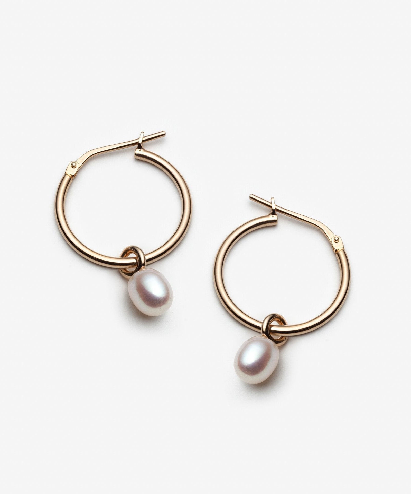 boucles d'oreilles anneaux plaquées or 14k avec perles faites au Québec par Lidia Raymond