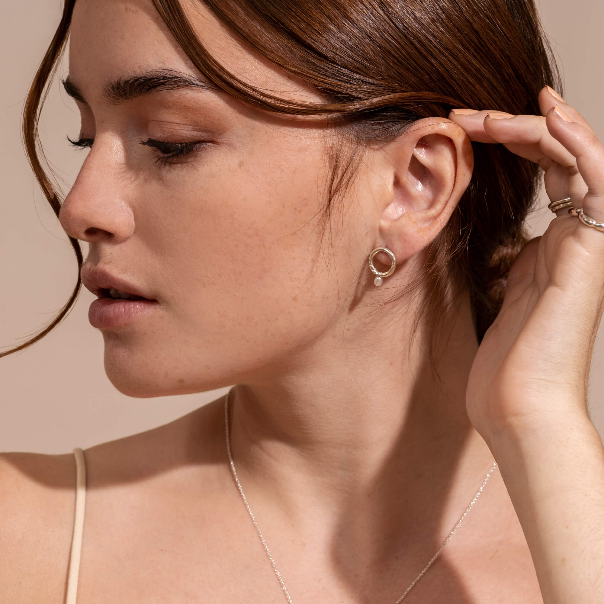 Laure - Boucles d’oreilles circulaires avec perle d’eau douce - Lidia