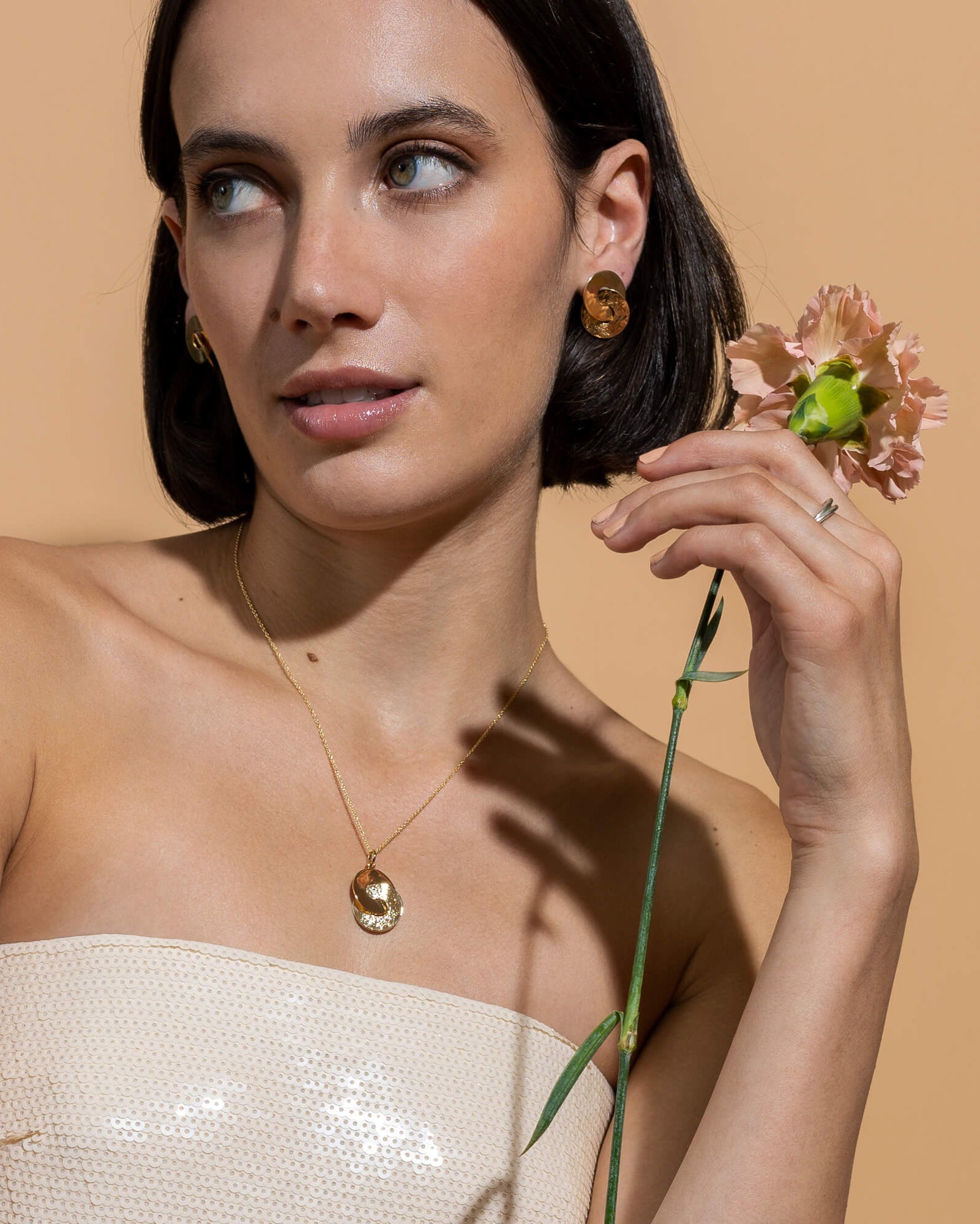 duo de boucles d oreilles et collier cercles avec une texture faites au Québec
