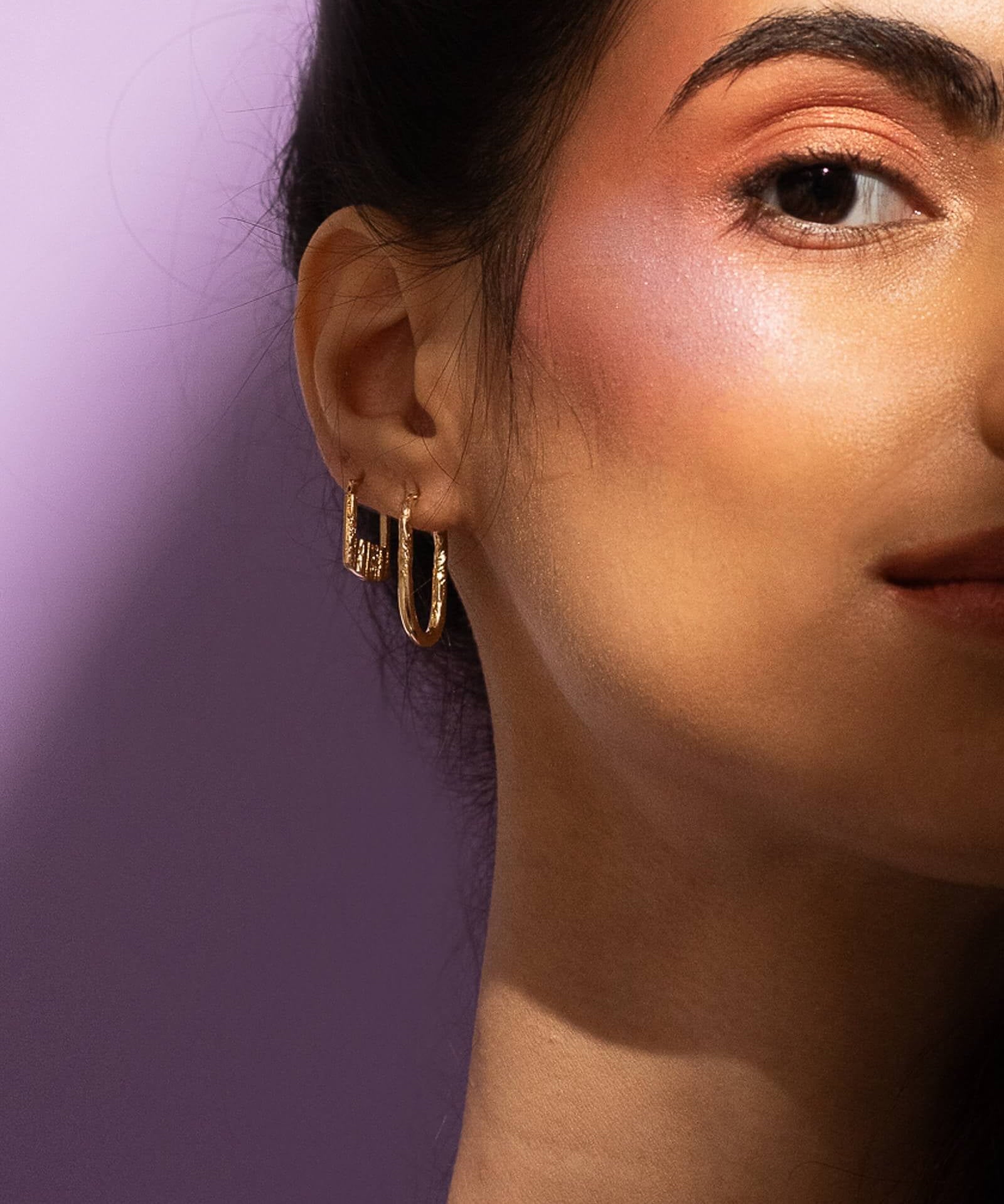 grosses boucles d’oreilles en or avec un texture fabriquées au Québec