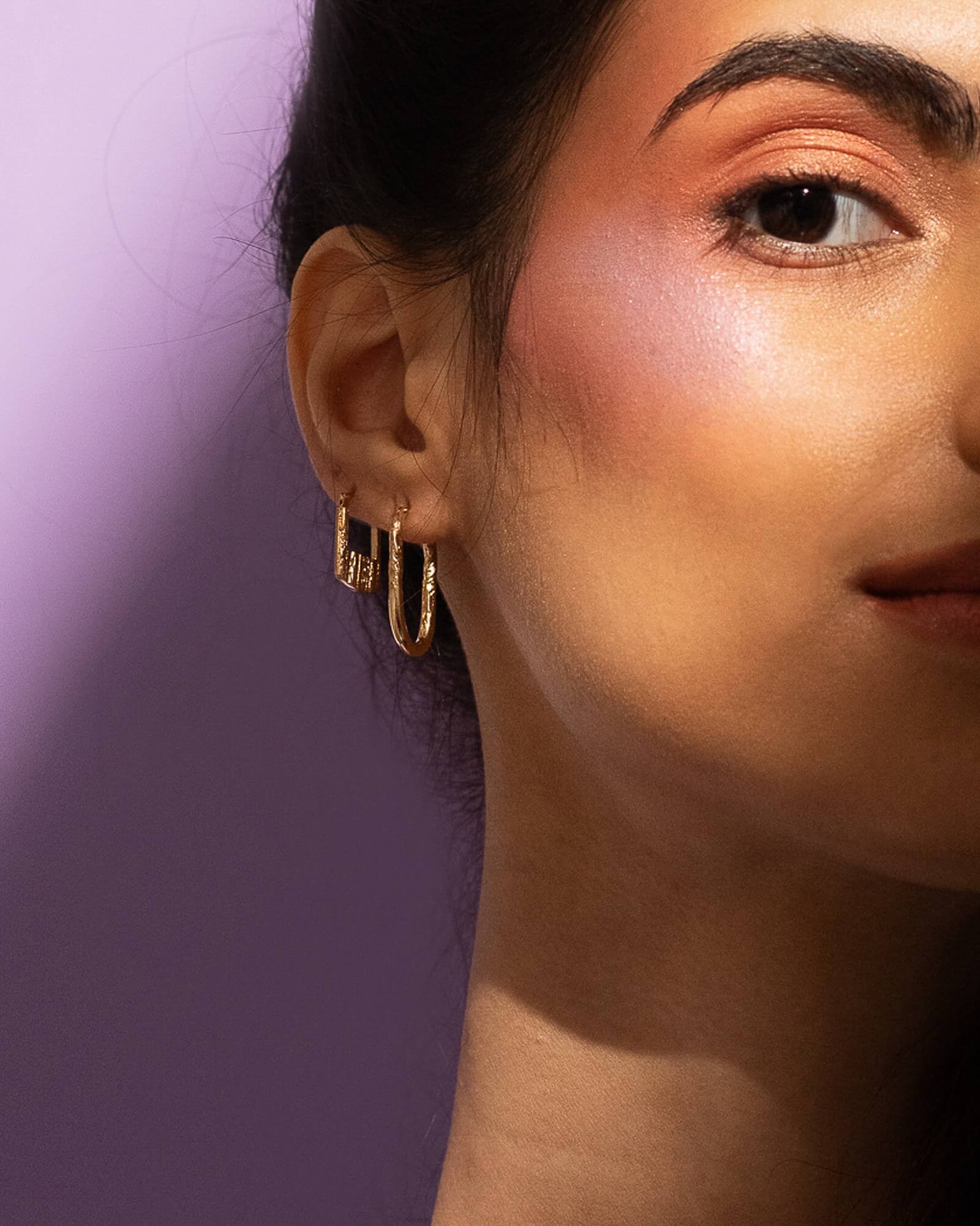 grosses boucles d’oreilles en or avec un texture fabriquées au Québec