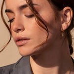 hoops minimalistes or avec une petite perle blanche faits a la main