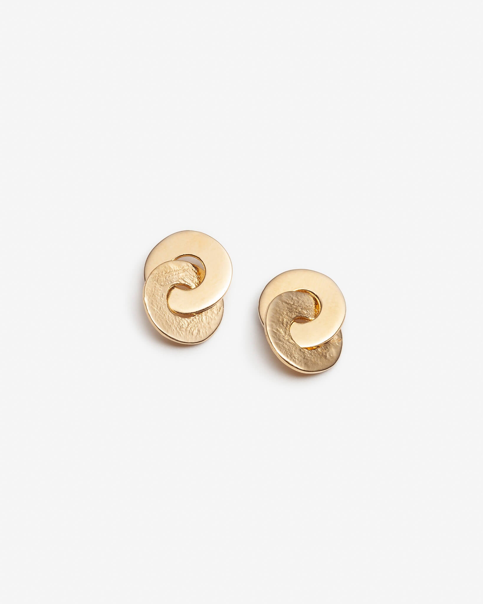 petites boucles d'oreilles cercles entrelaces en argent faites au Québec