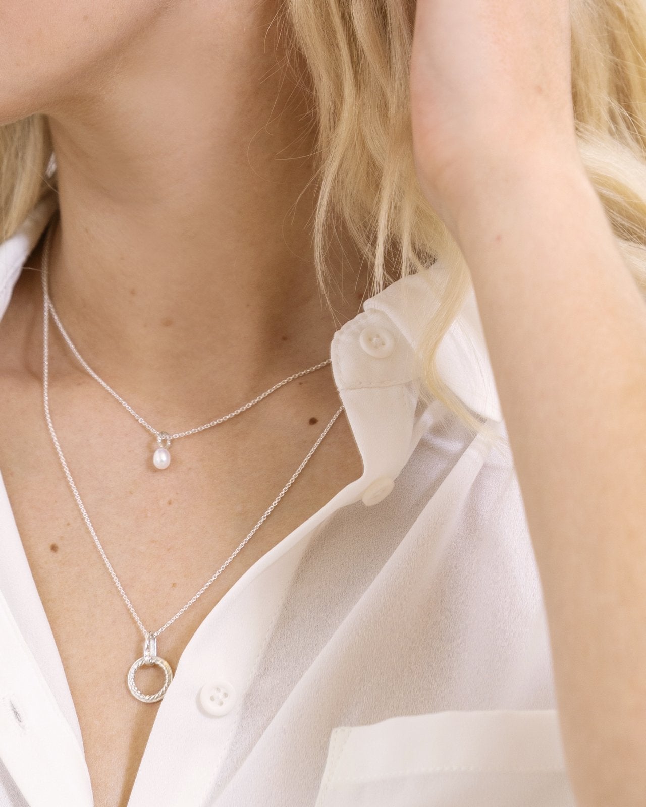 petit collier avec pendentif perle blanche - Lidia
