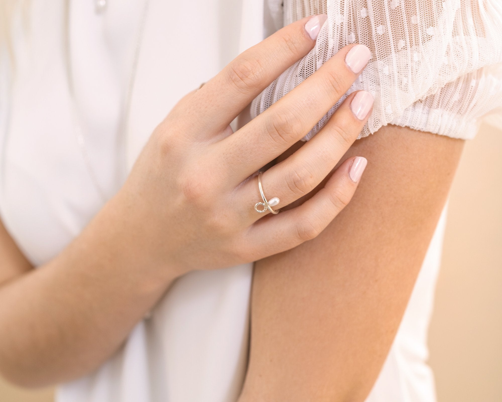 bague délicate avec perle blanche - Lidia