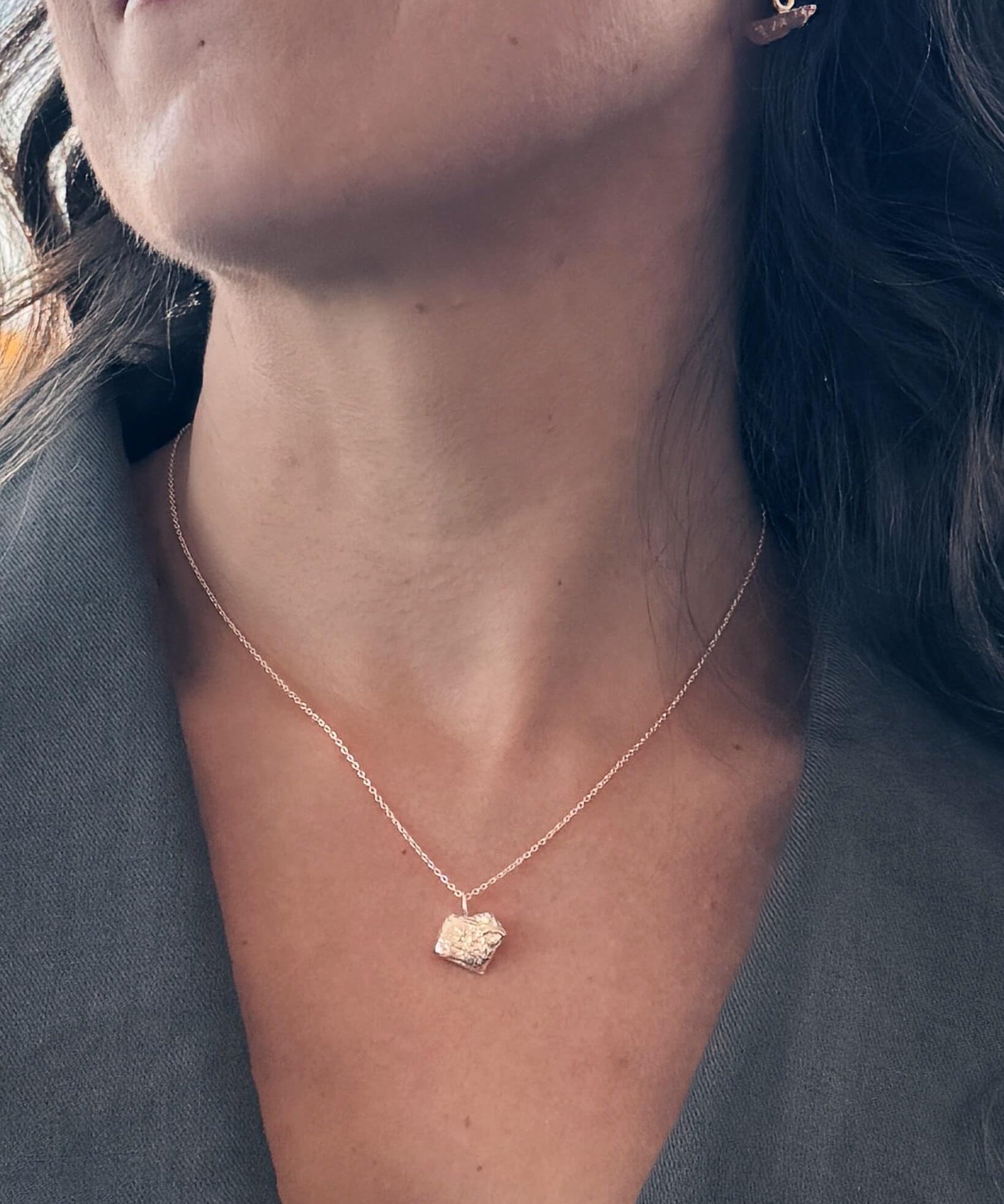 Cœur de banane - Collier pendentif texturé fait à la main - Lidia