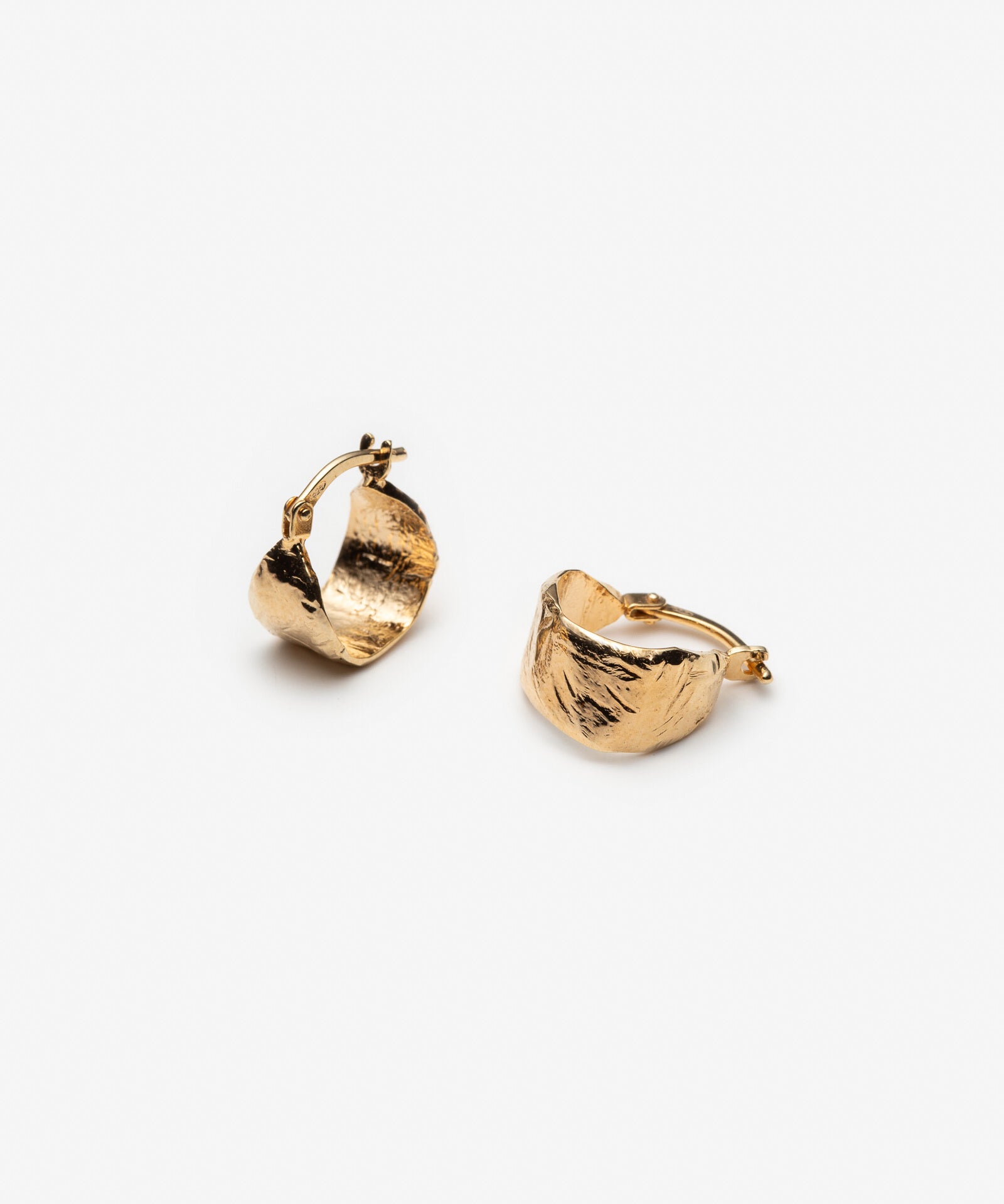 boucles d’oreille anneaux en or avec texture