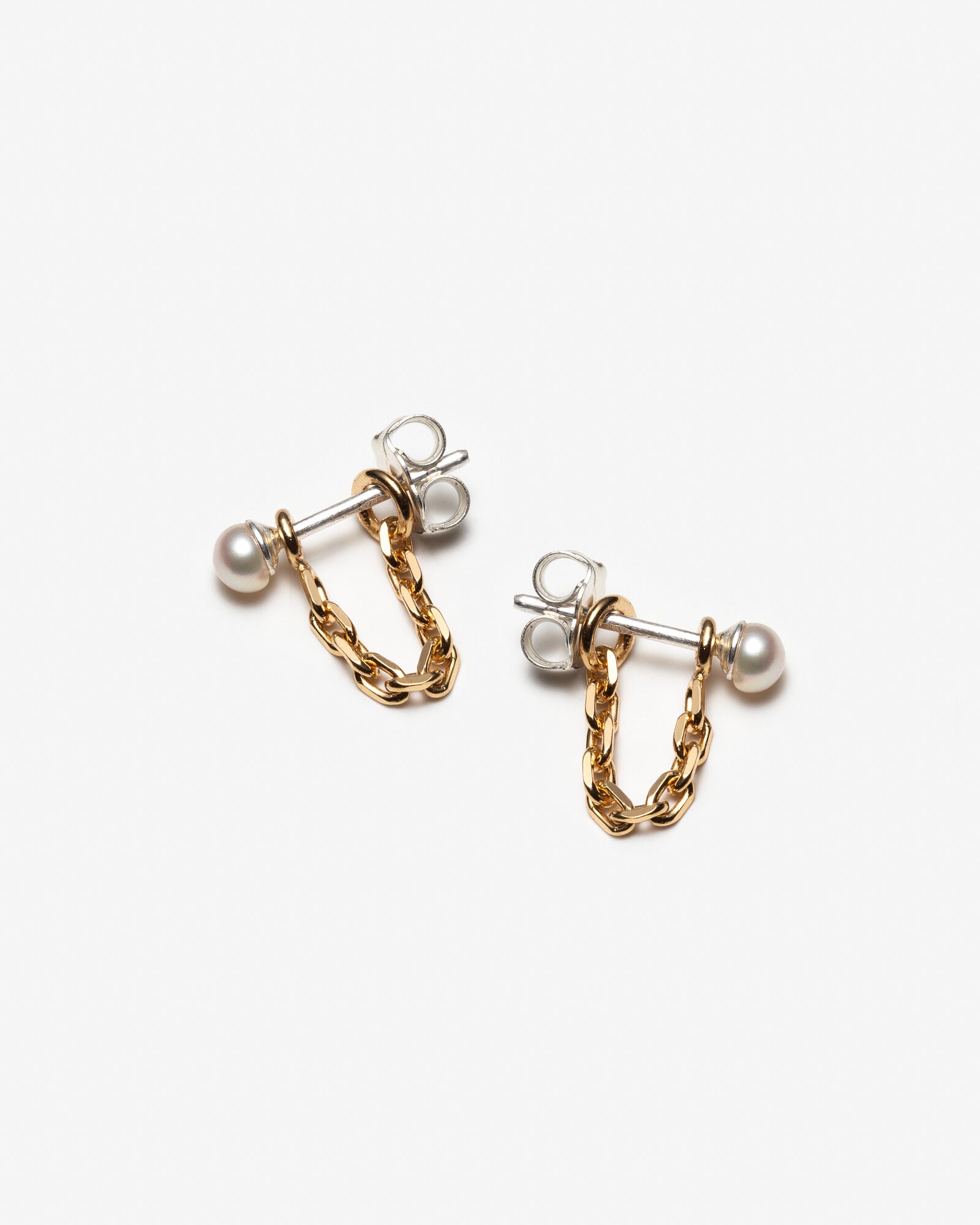 Boucles d’oreilles avec chaines pendantes et petites perles fabriquées au Québec