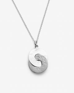 Chaine et pendentif avec 2 cercles entrelacés fait à la main en argent sterling au Québec