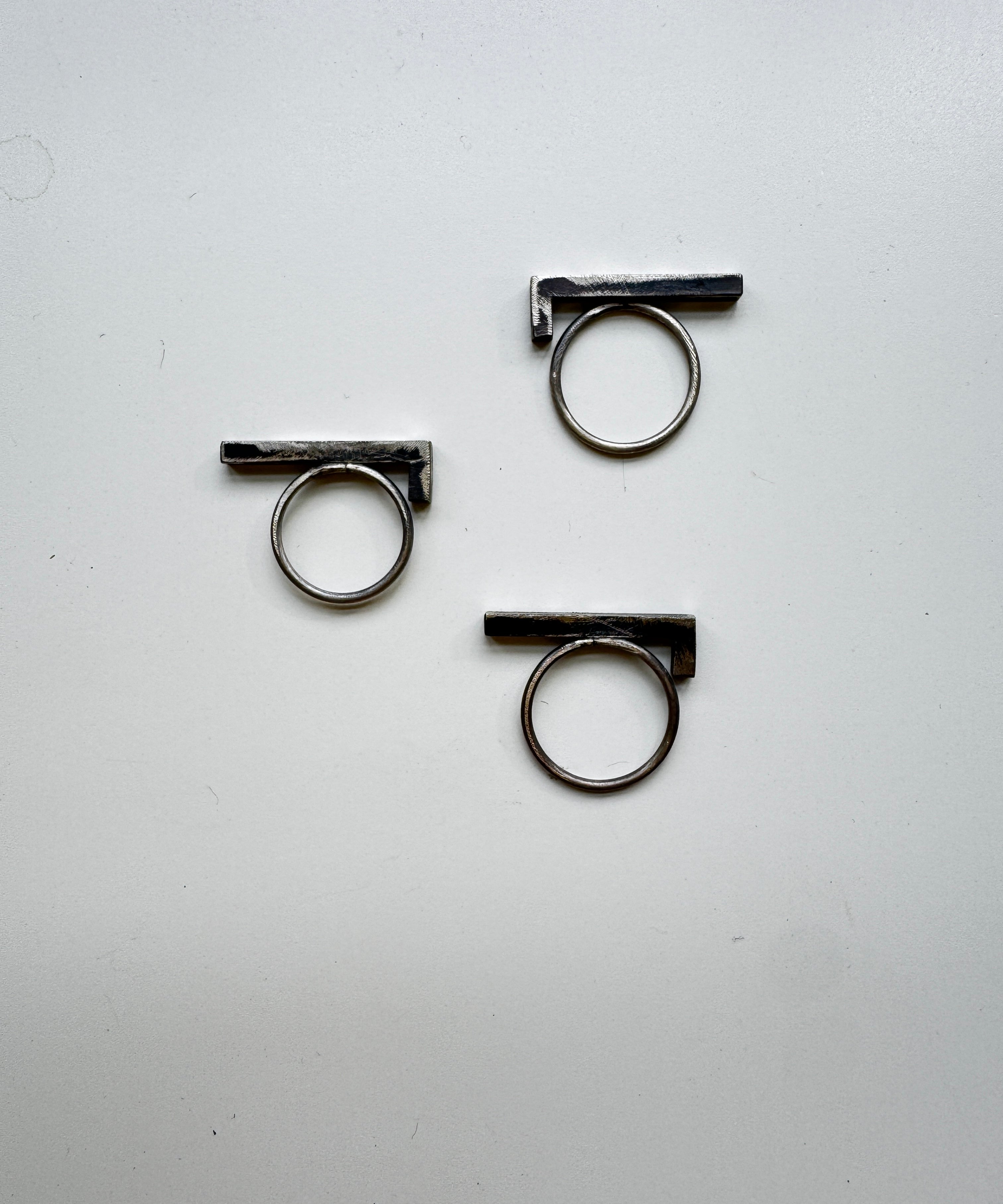 bague en L en argent oxydé - Lidia
