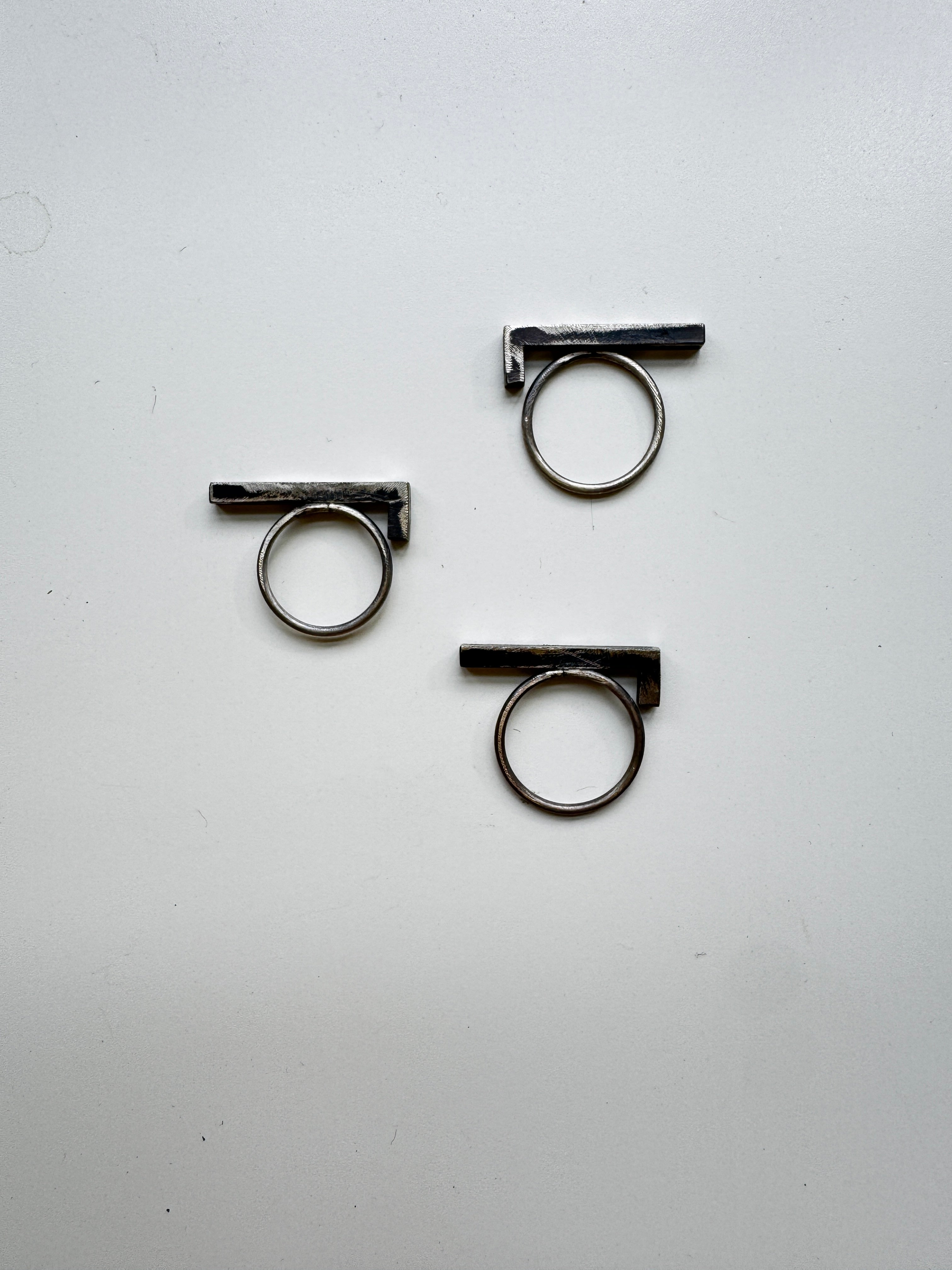 bague en L en argent oxydé - Lidia