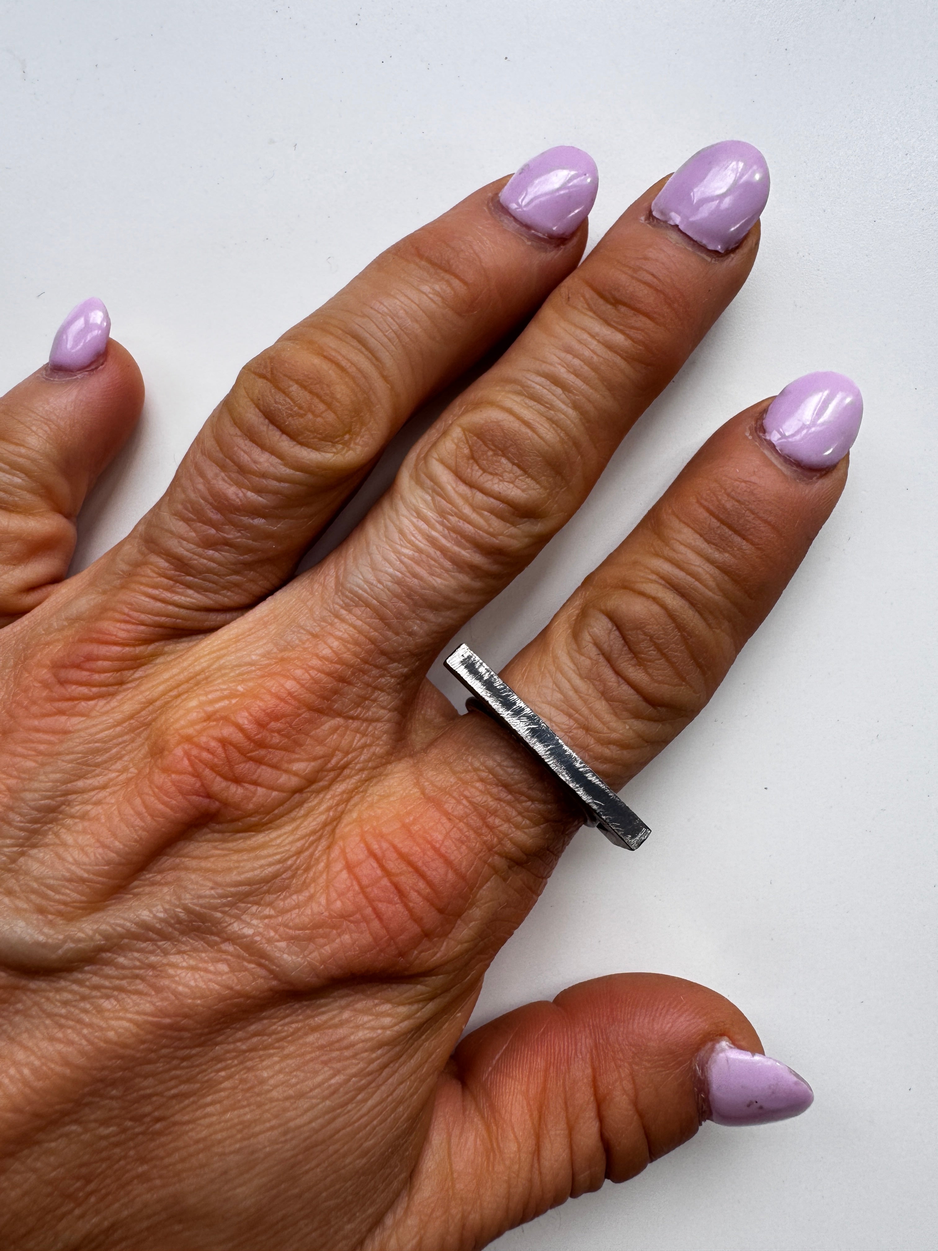 bague en L en argent oxydé - Lidia