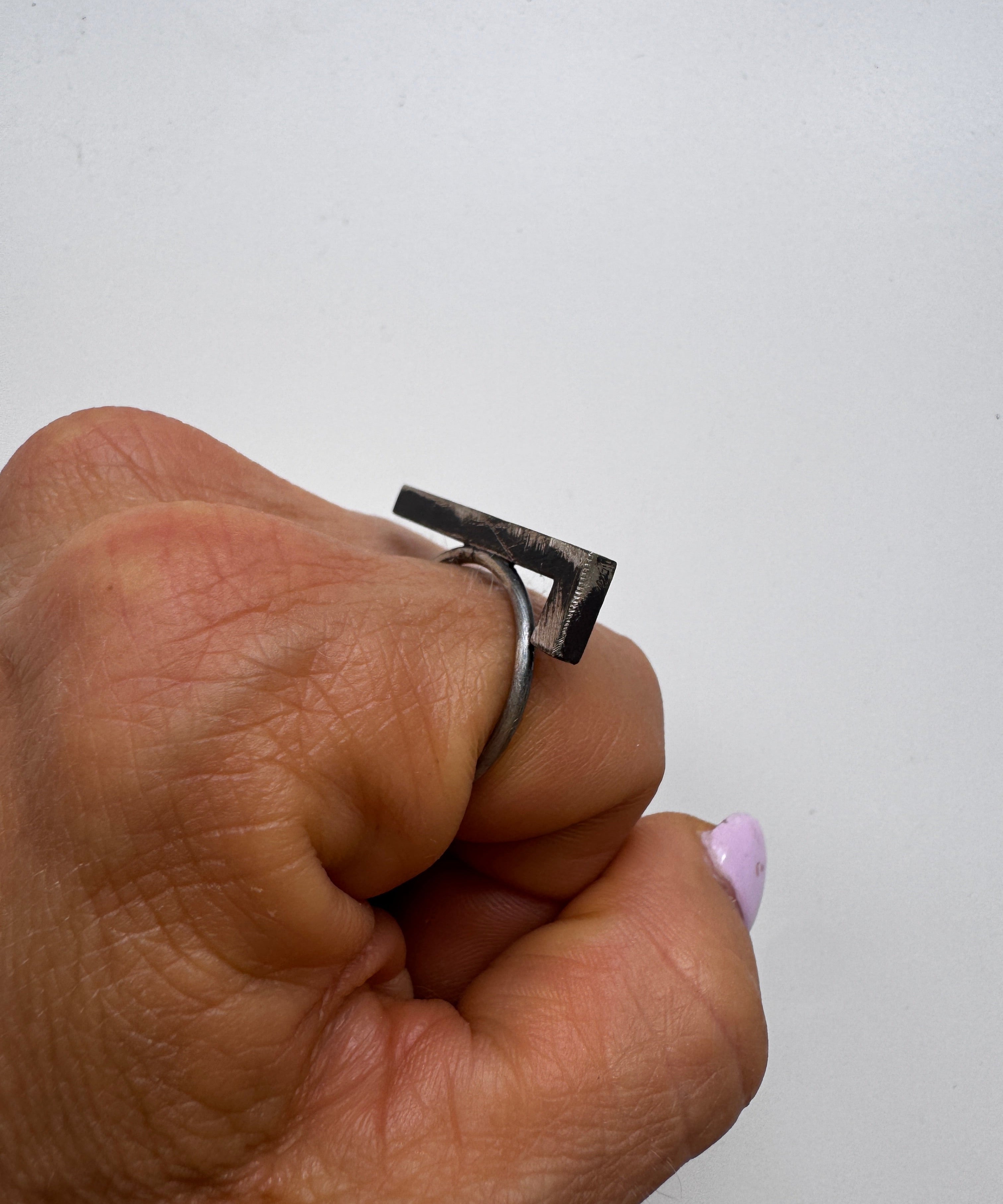 bague en L en argent oxydé - Lidia