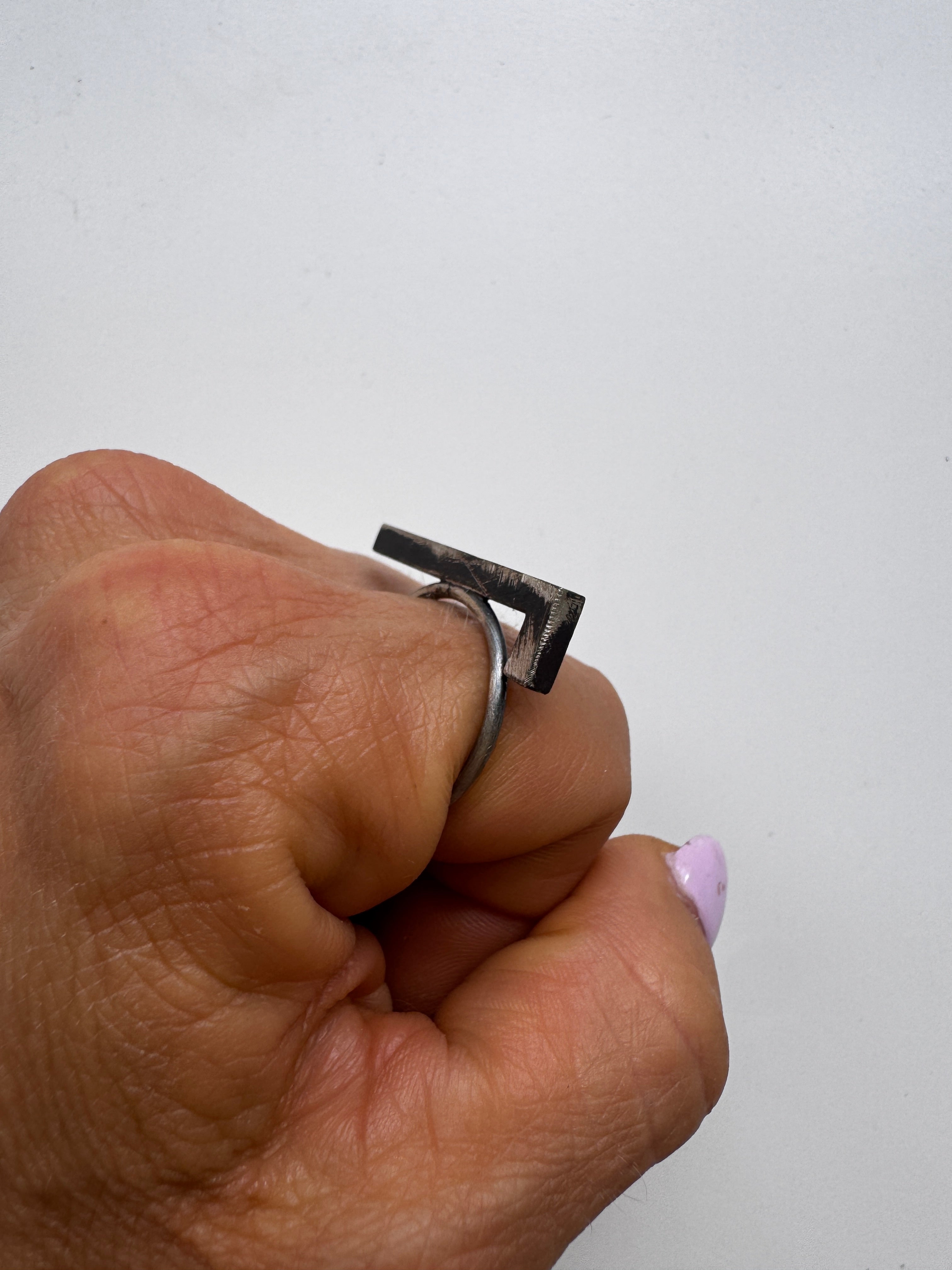 bague en L en argent oxydé - Lidia