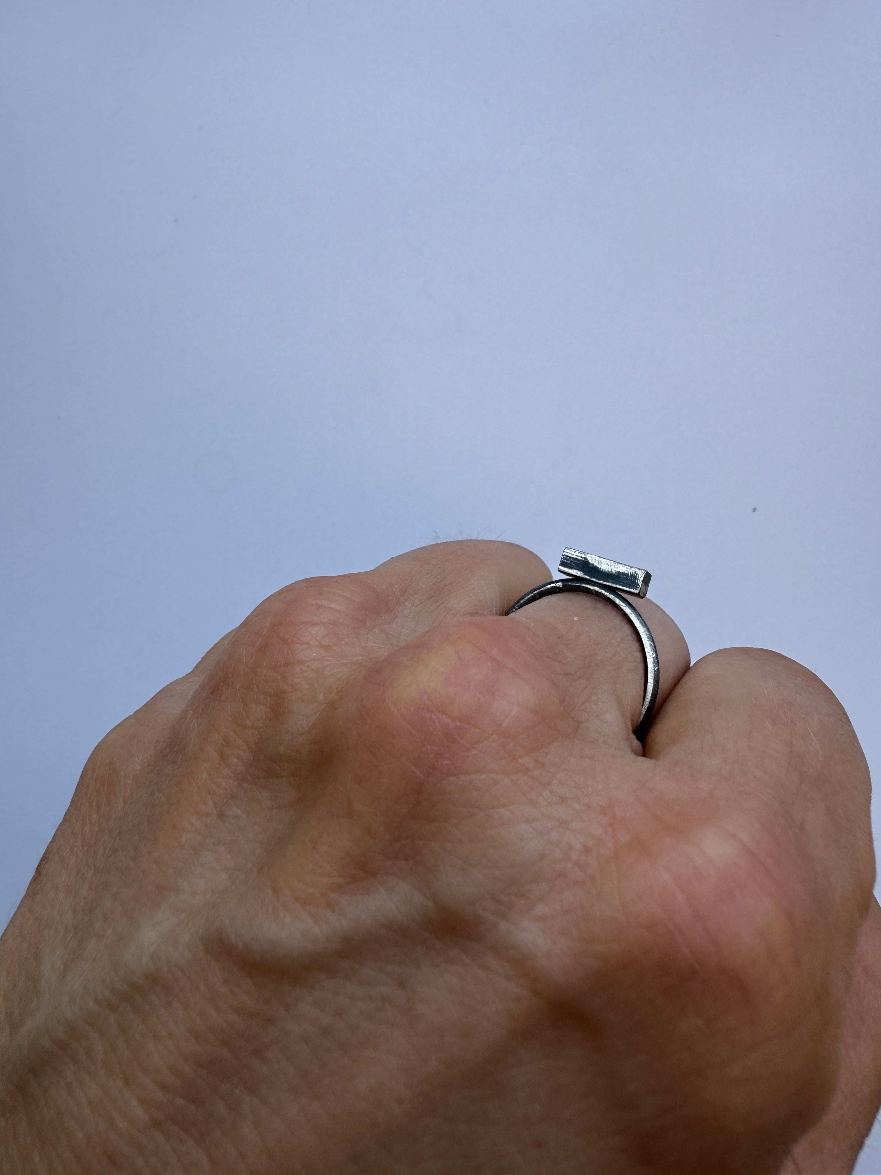 bague minimaliste avec bloc en argent oxydé - Lidia