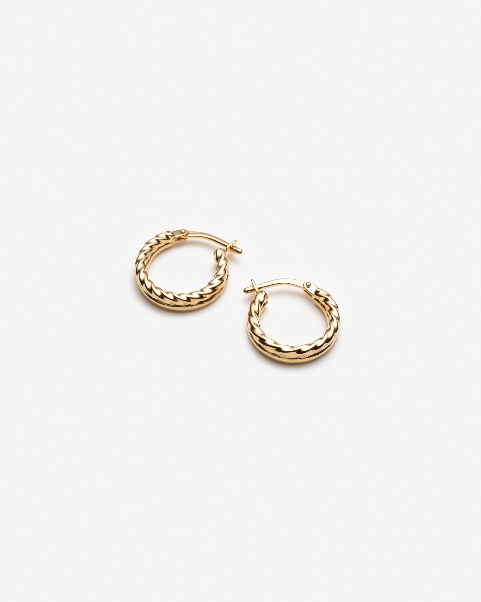Anneaux torsadés - Boucles d'oreilles or classiques réinventées - Lidia