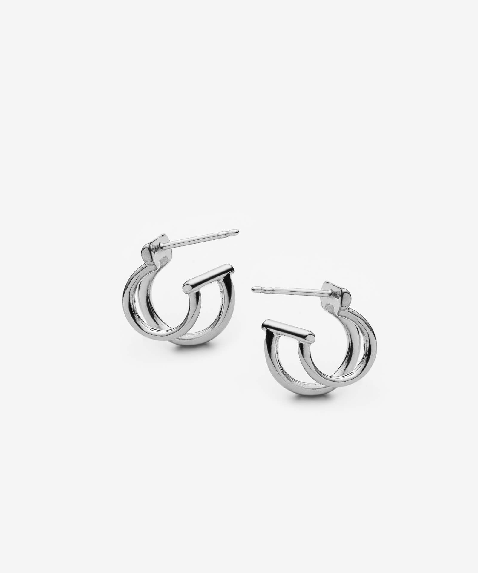 boucles d’oreilles doubles en argent sterling; une paire de boucles d’oeillles qui donne l’impression d’en porter 2