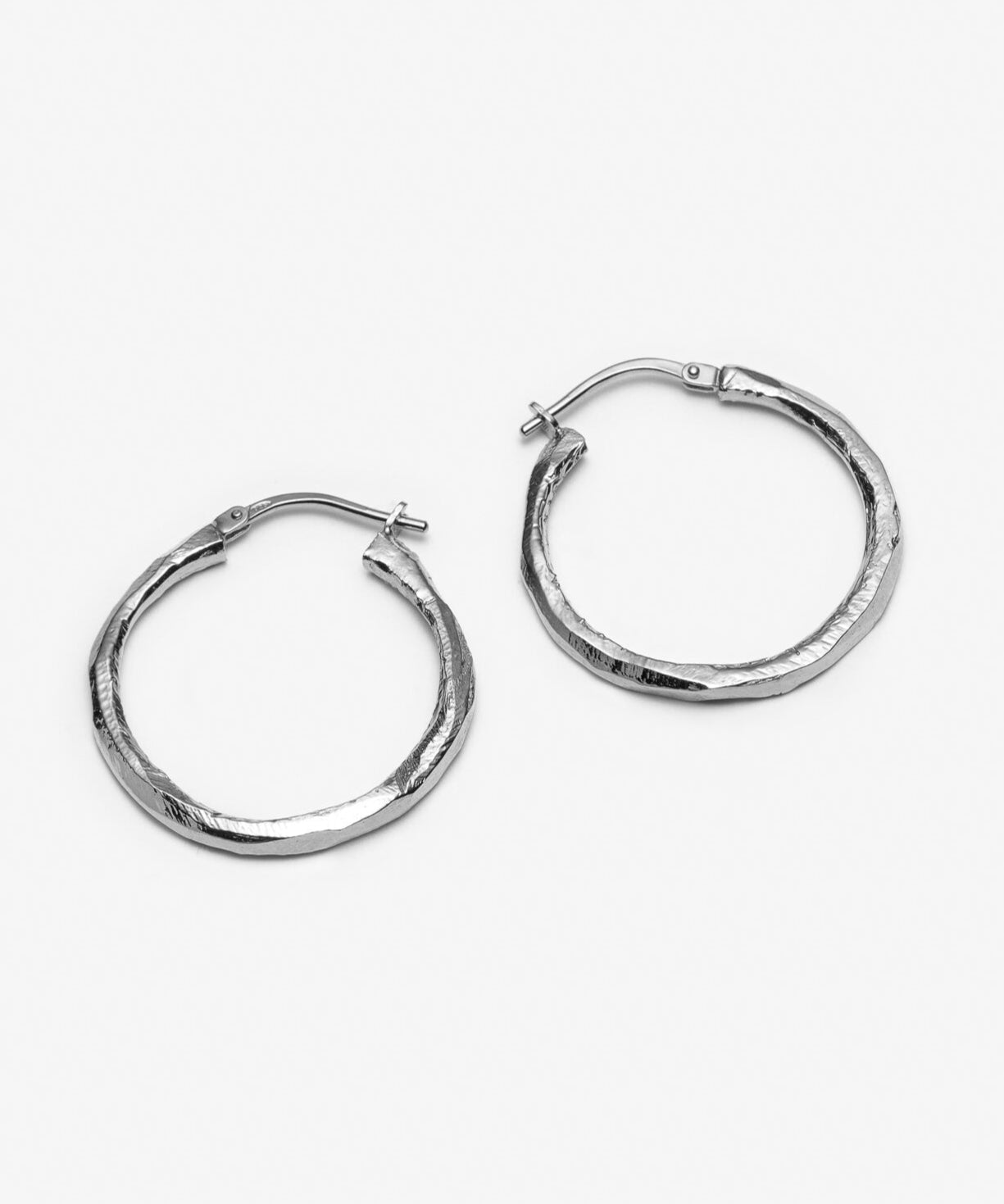 boucle d'oreille creole en argent sterling fabriquées à Montreal par Lidia