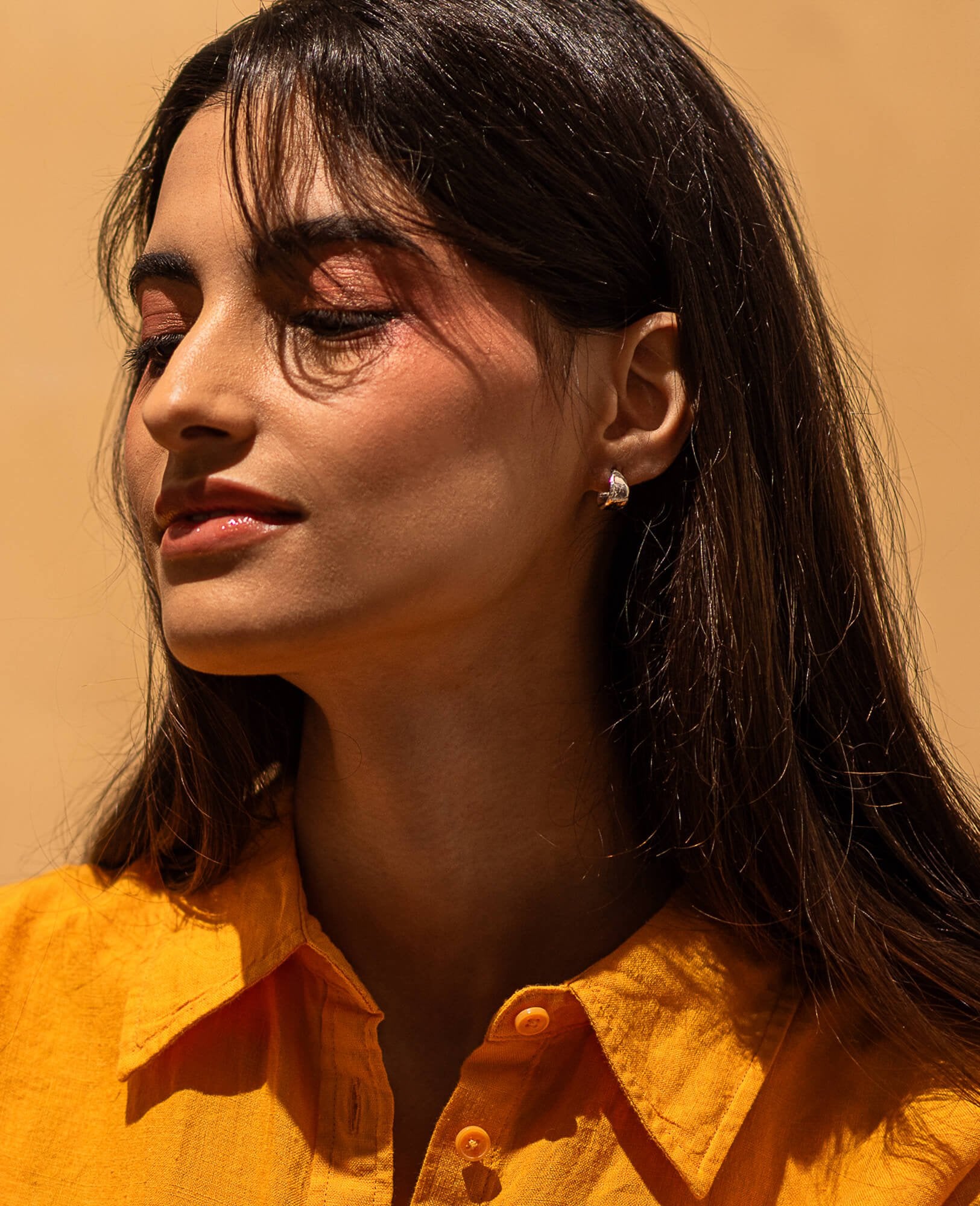 boucles d’oreilles anneaux en argent originales et légères avec une texture