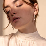 Boucles d'oreilles minimalistes ovales avec perles d'eau douce blanches - Lidia