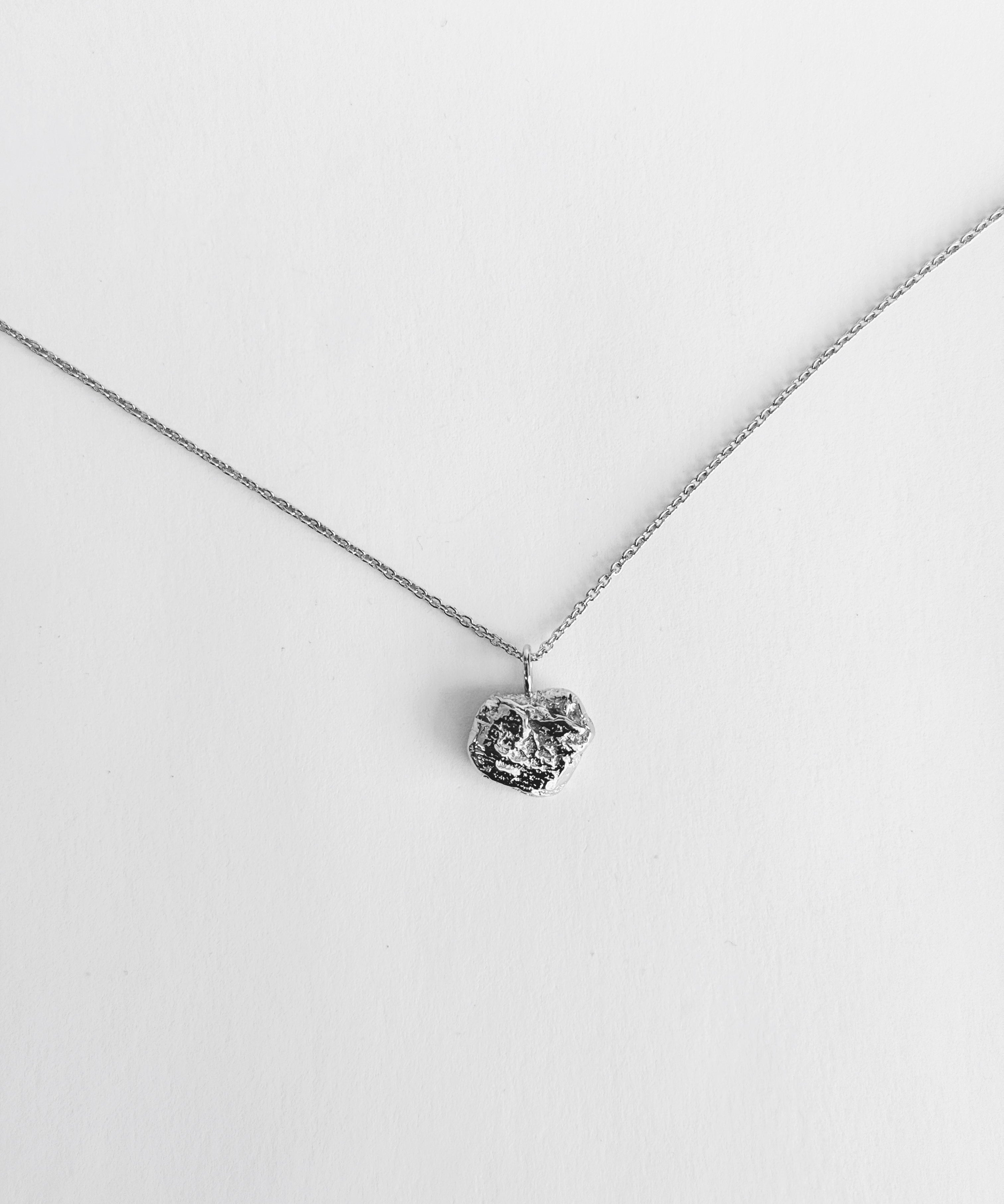 Cœur de banane - Collier pendentif texturé fait à la main - Lidia