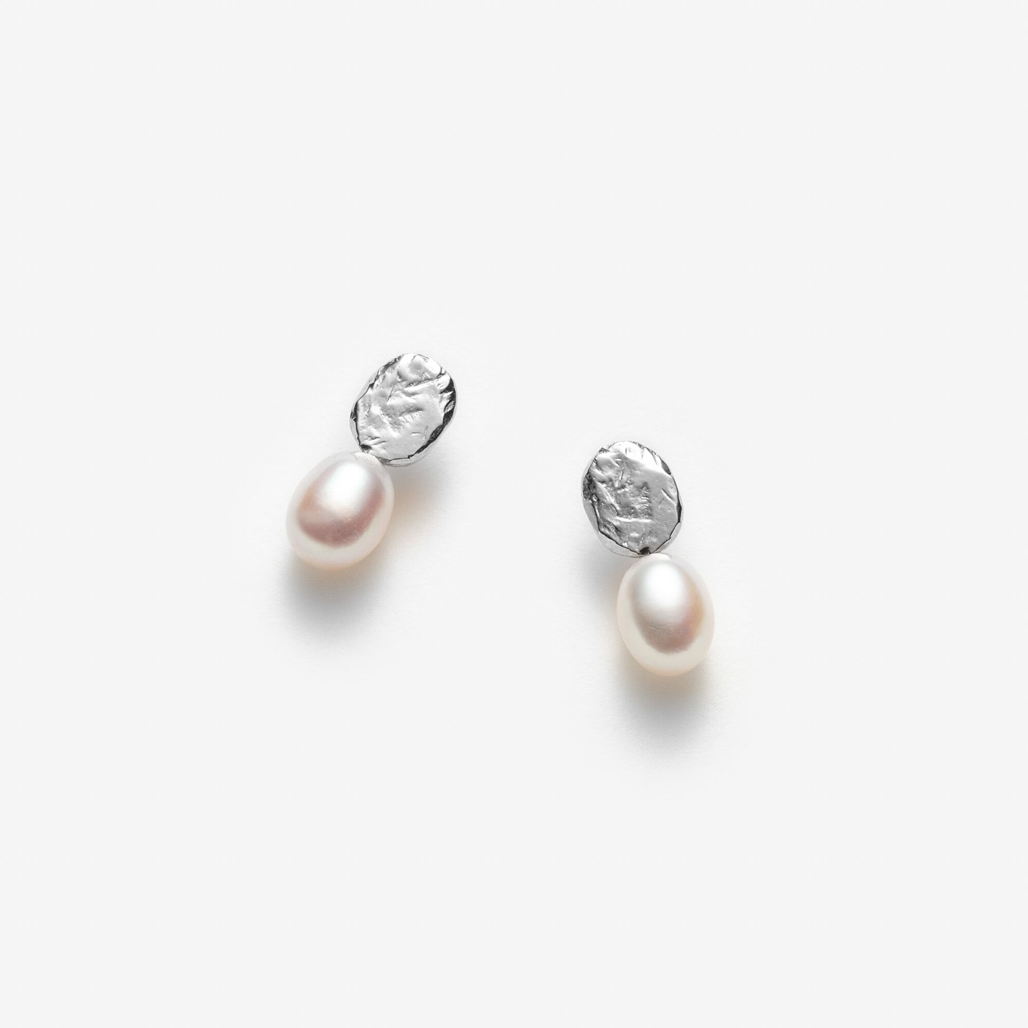 Élise avec grosses perles blanches - Boucles d'oreilles or martelées avec perle - Lidia