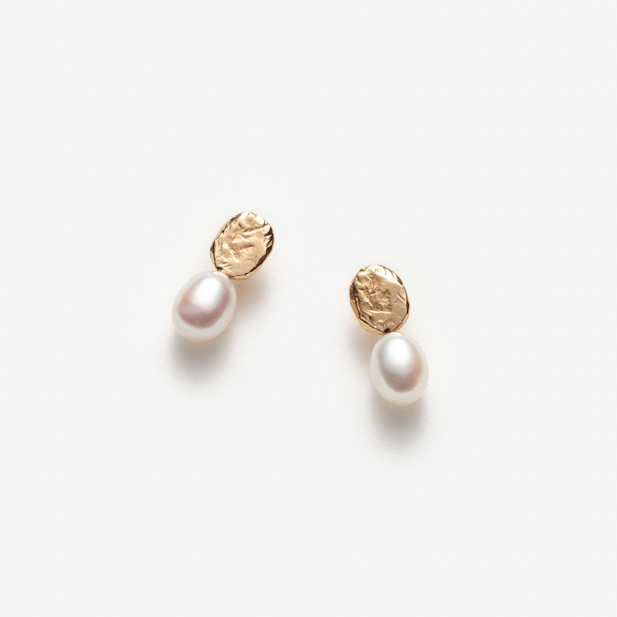 Élise avec grosses perles blanches - Boucles d'oreilles or martelées avec perle - Lidia