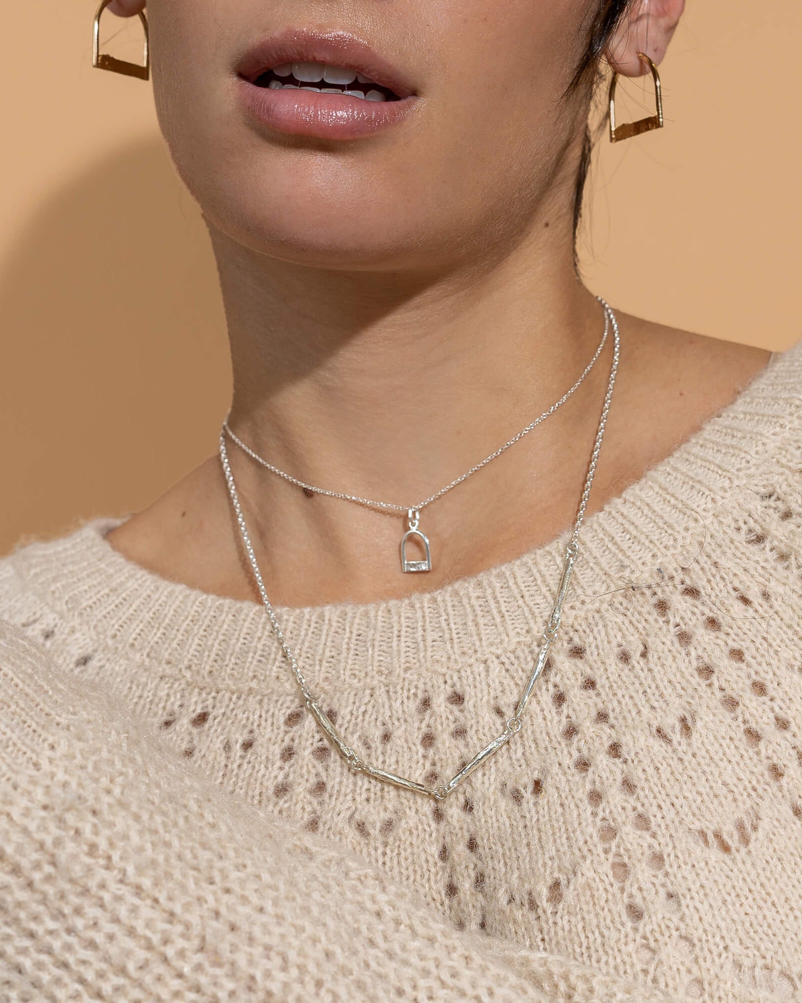 Anneaux d’oreilles or faits à la main par une designer a montreal