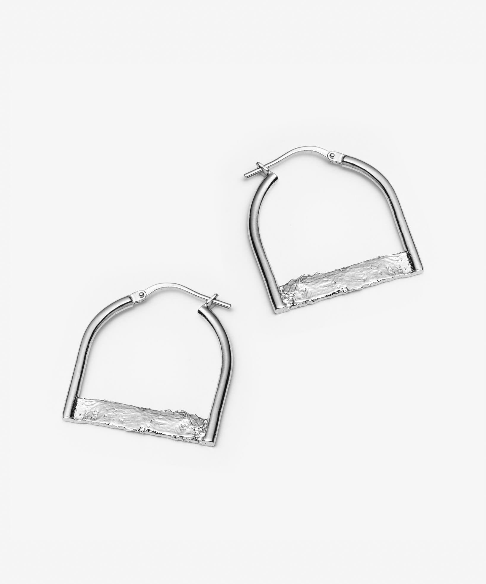Boucles d’oreilles hoops par une designer montréalaise Lidia Jewelry