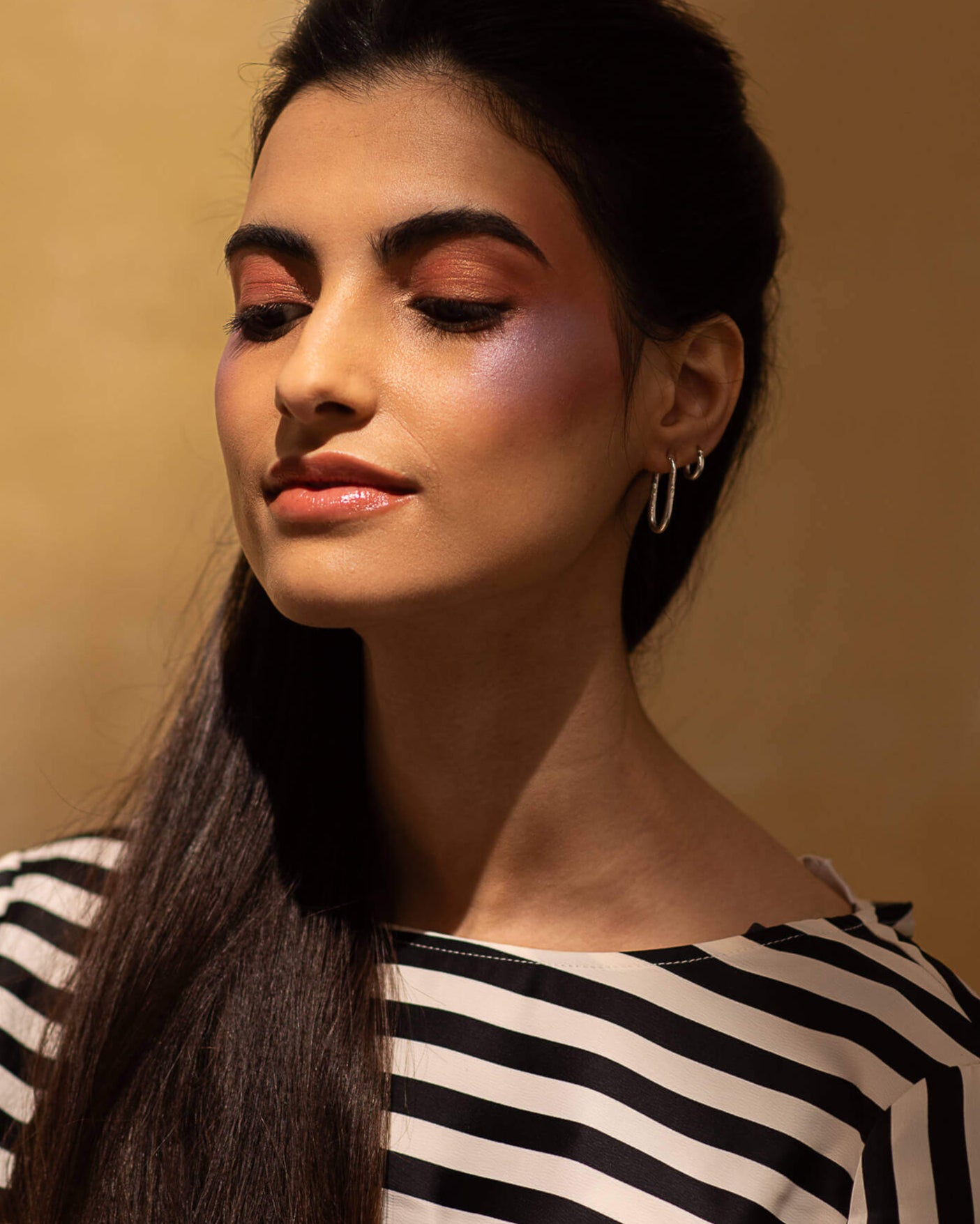 Boucles d’oreilles minimalistes ovales fabriquées à la main à Montreal par Lidia