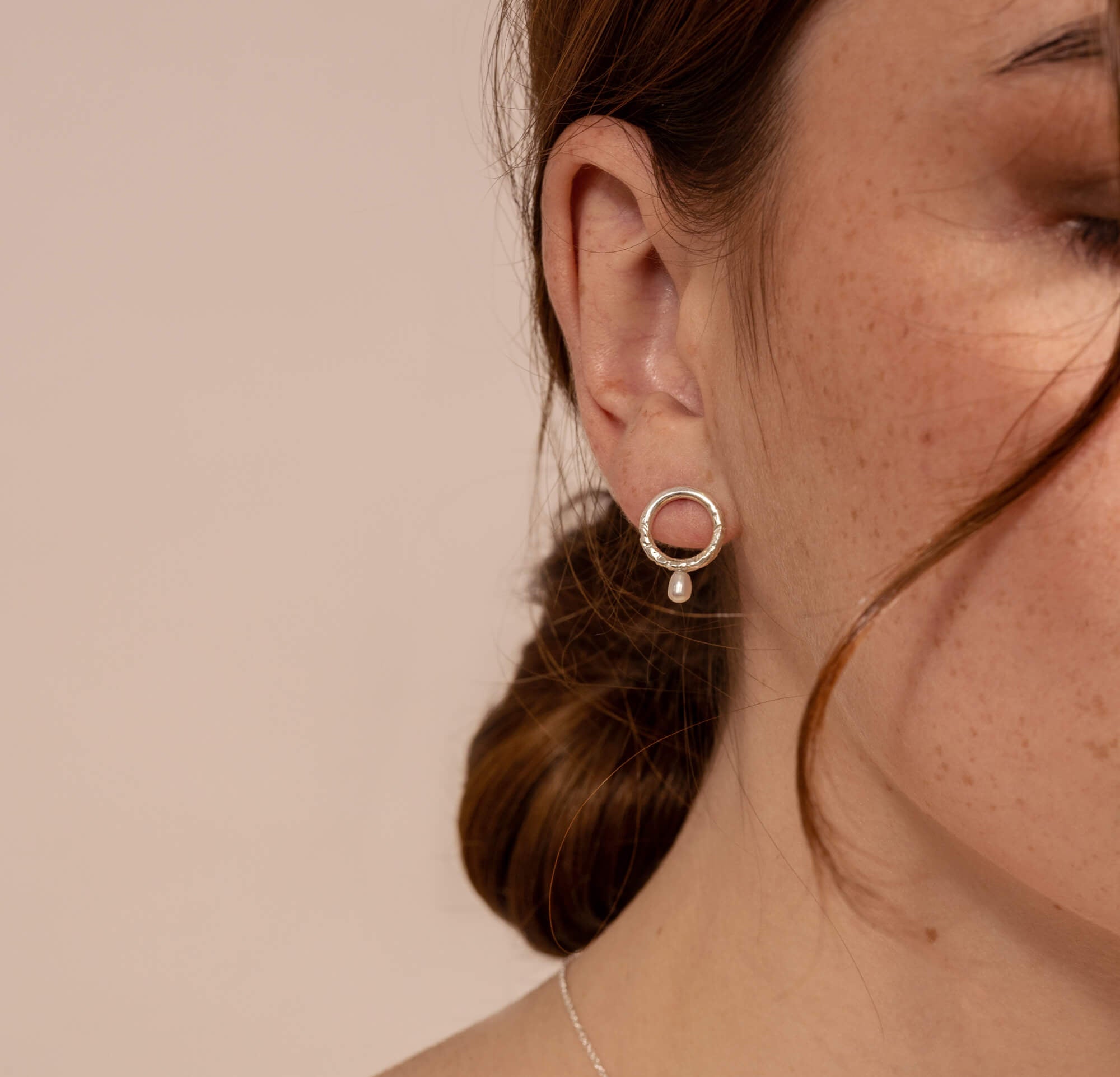 Laure - Boucles d’oreilles circulaires avec perle d’eau douce - Lidia