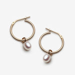 boucles d'oreilles anneaux plaquées or 14k avec perles faites au Québec par Lidia Raymond