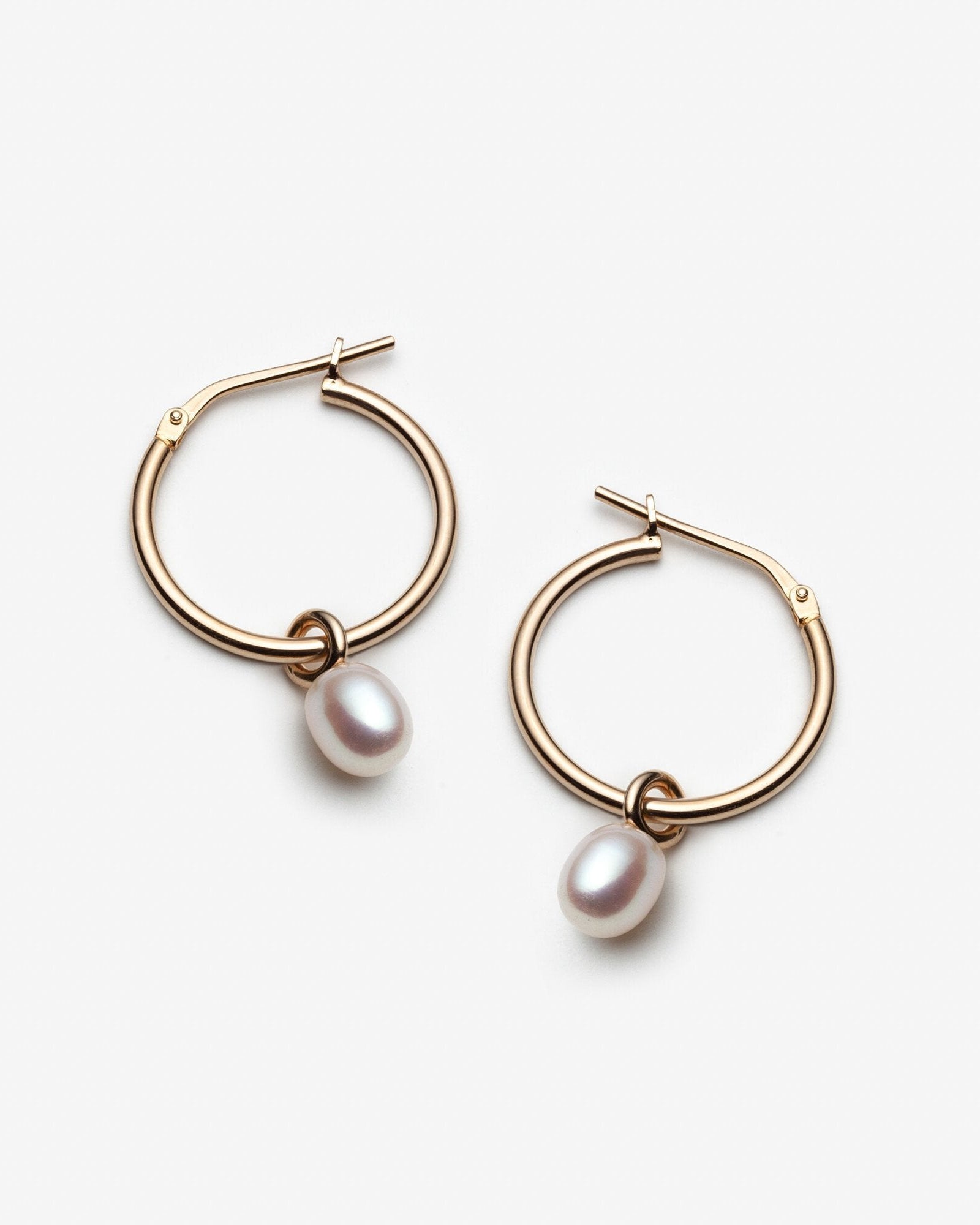 boucles d'oreilles anneaux plaquées or 14k avec perles faites au Québec par Lidia Raymond