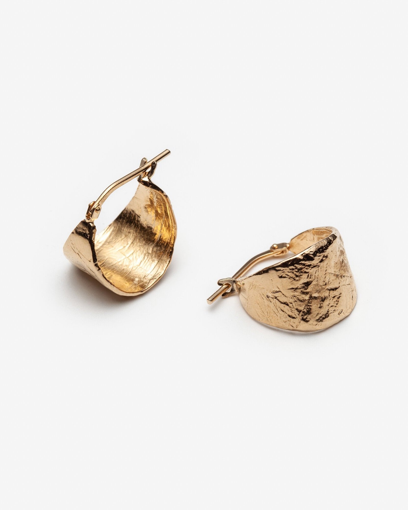 boucles d’oreilles hoops or faits au Québec par une joaillière professionnelle