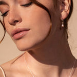boucles d’oreilles simples hoops en argent avec perles blanches ou roses faites au Québec